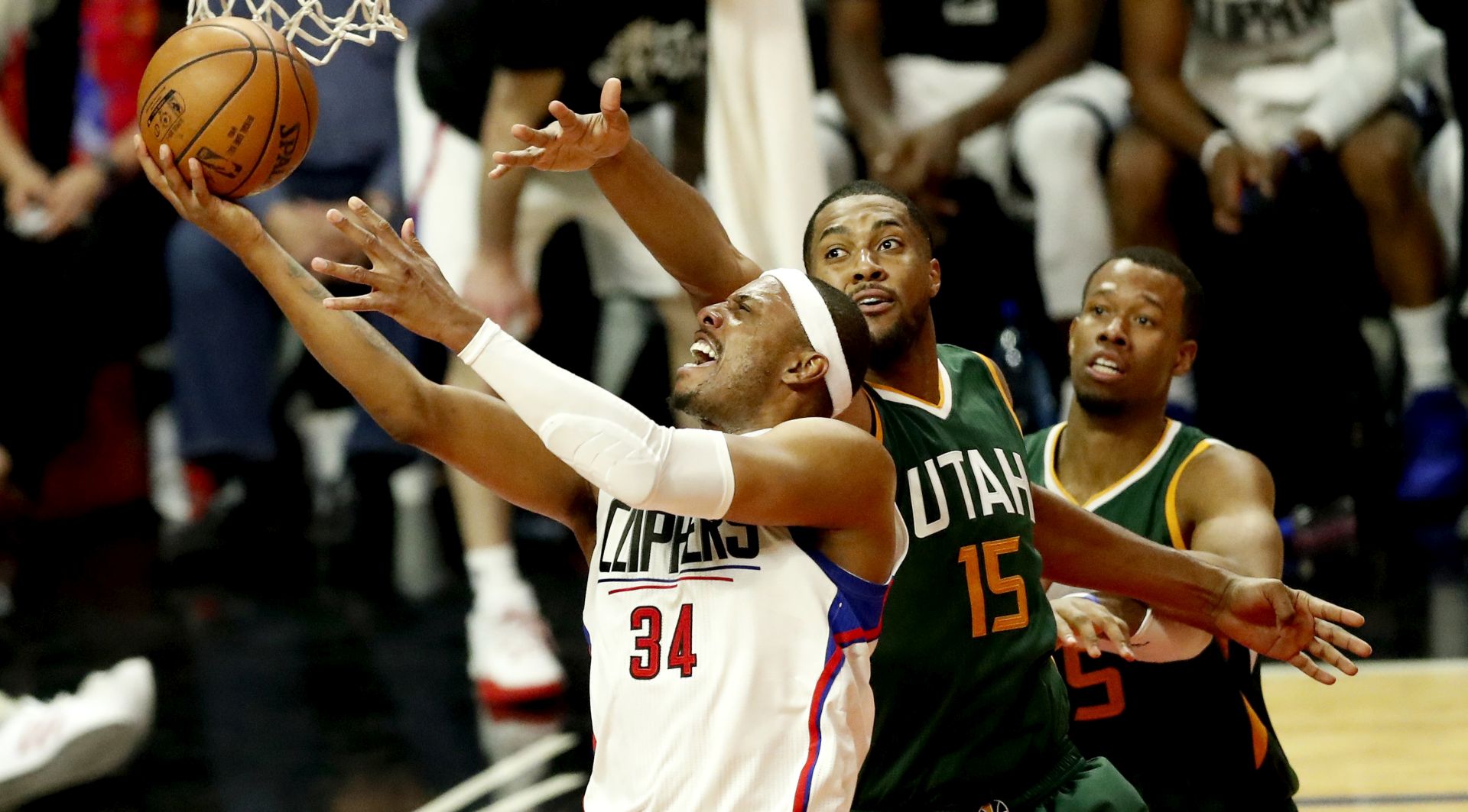 epa05938013 Los Angeles Clippers Paul Pierce (L) drives to the basket while defended by Utah Jazz Derrick Favors (C) and Rodney Hood (R) in second half action of their NBA Western Conference playoff round one basketball game in Los Angeles, California, USA 30 April 2017. The Jazz won the game and the series to advance and meet the Golden State Warriors in the next round.  EPA/PAUL BUCK