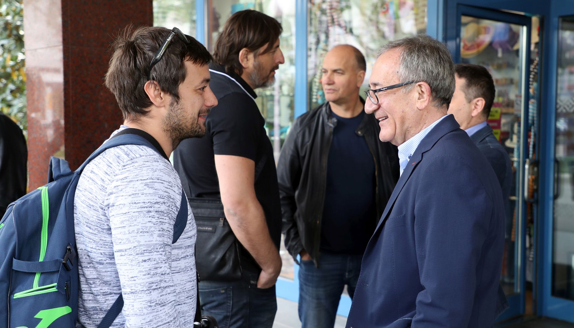 Zagreb, 01.05.2017 - Izbornik hrvatske muke seniorske rukometne reprezentacije Lino Èervar objavio je iri popis od 31 igraèa za reprezentativno okupljanje koje je zakazano za poèetak svibnja 2017. godine. Hrvatski rukometai okupili su se ispred hotela Panorama u Zagrebu od kuda su krenuli u Poreè gdje æe trenirati sve do 7. svibnja. Na slici izbornik Lino Èervar i Zlatko Horvat.
foto HINA/ Damir SENÈAR /ds