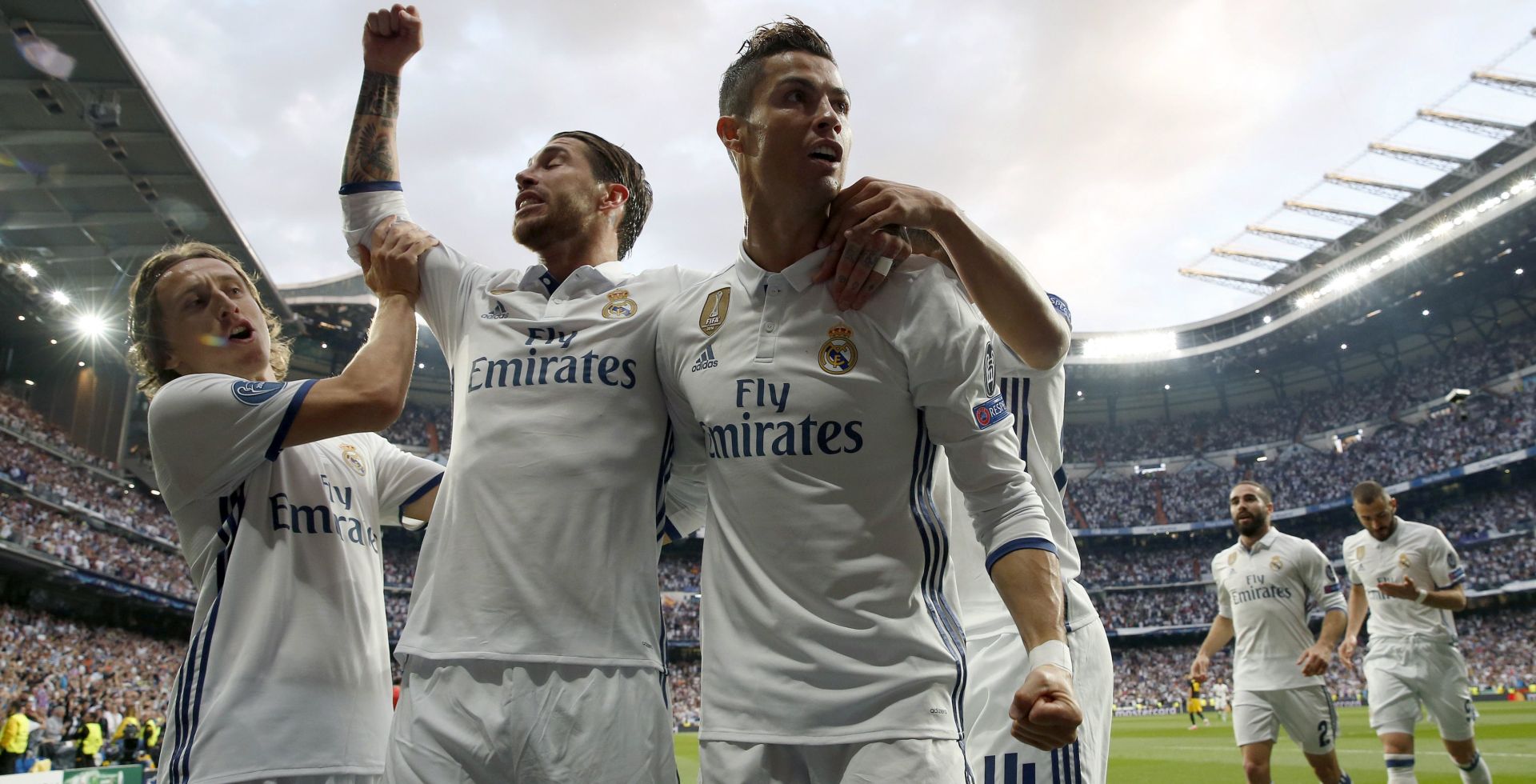 epa05941075 Real Madrid's Portuguese striker Cristiano Ronaldo (C) celebrates his 1-0 goal with teammates sagainst Atletico de Madrid during the UEFA Champions League semifinal match between Real Madrid and Atletico de Madrid at the Santiago Bernabeu stadium in Madrid, Spain, 02 May 2017.  EPA/Chema Moya