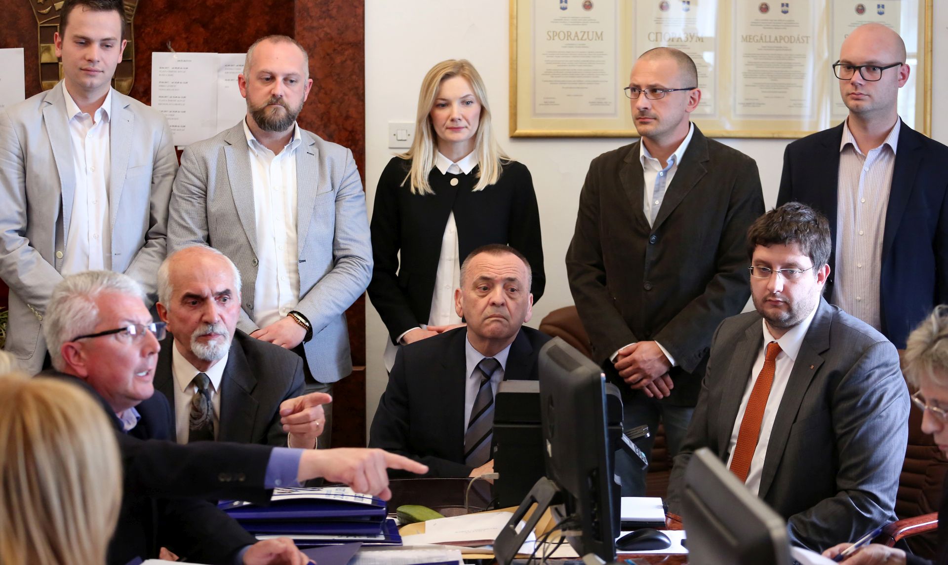 Osijek, 3.5.2017. - Ivan Vrkiæ, aktualni osjeèki gradonaèelnik i nezavisni kandidat za novi gradonaèelnièki mandat èiju kandidaturu podupiru SDP, HNS, HSS i Aktivni nezavisni umirovljenici (ANU), predao je kandidaturu za gradonaèelnika Osijeka u Gradskom izbornom povjerenstvu.
foto HINA/ ua