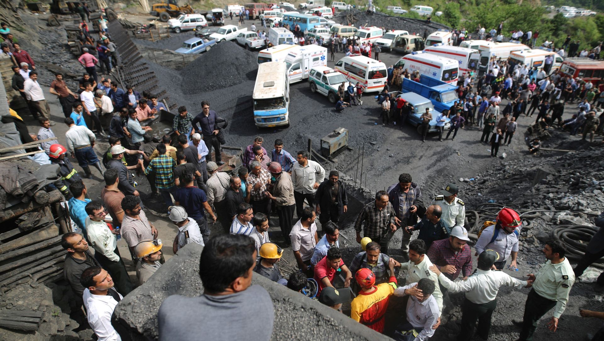 epa05942156 Iranian emergency personnel and mine workers gather around the Azad-Shahr coal mine in the city of Golestan, northern, Iran, 03 May 2017. Media reported that around 80 mine workers got trapped at 1800 meters deep after explosion in the mine.  EPA/STRINGER