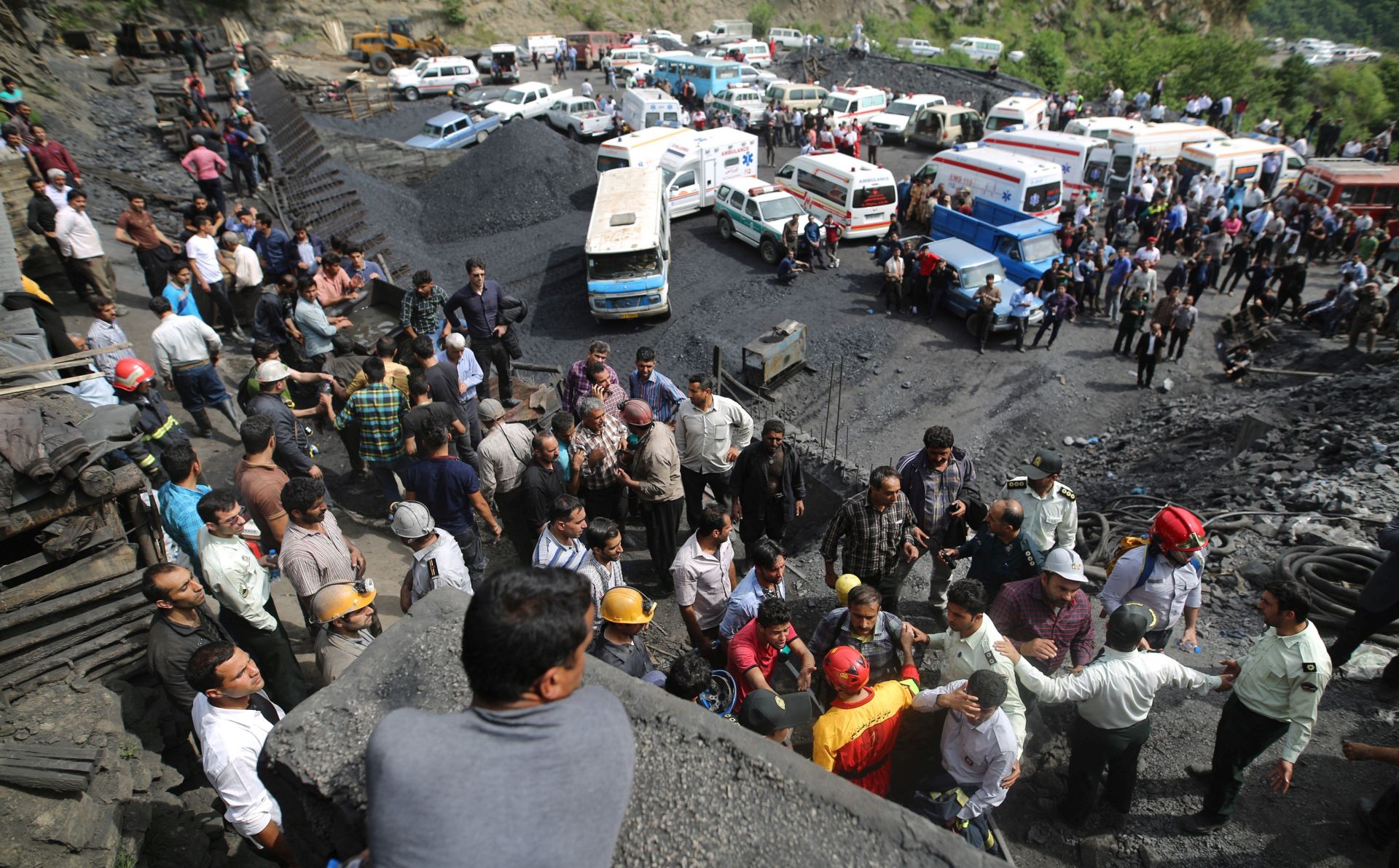 epa05942156 Iranian emergency personnel and mine workers gather around the Azad-Shahr coal mine in the city of Golestan, northern, Iran, 03 May 2017. Media reported that around 80 mine workers got trapped at 1800 meters deep after explosion in the mine.  EPA/STRINGER