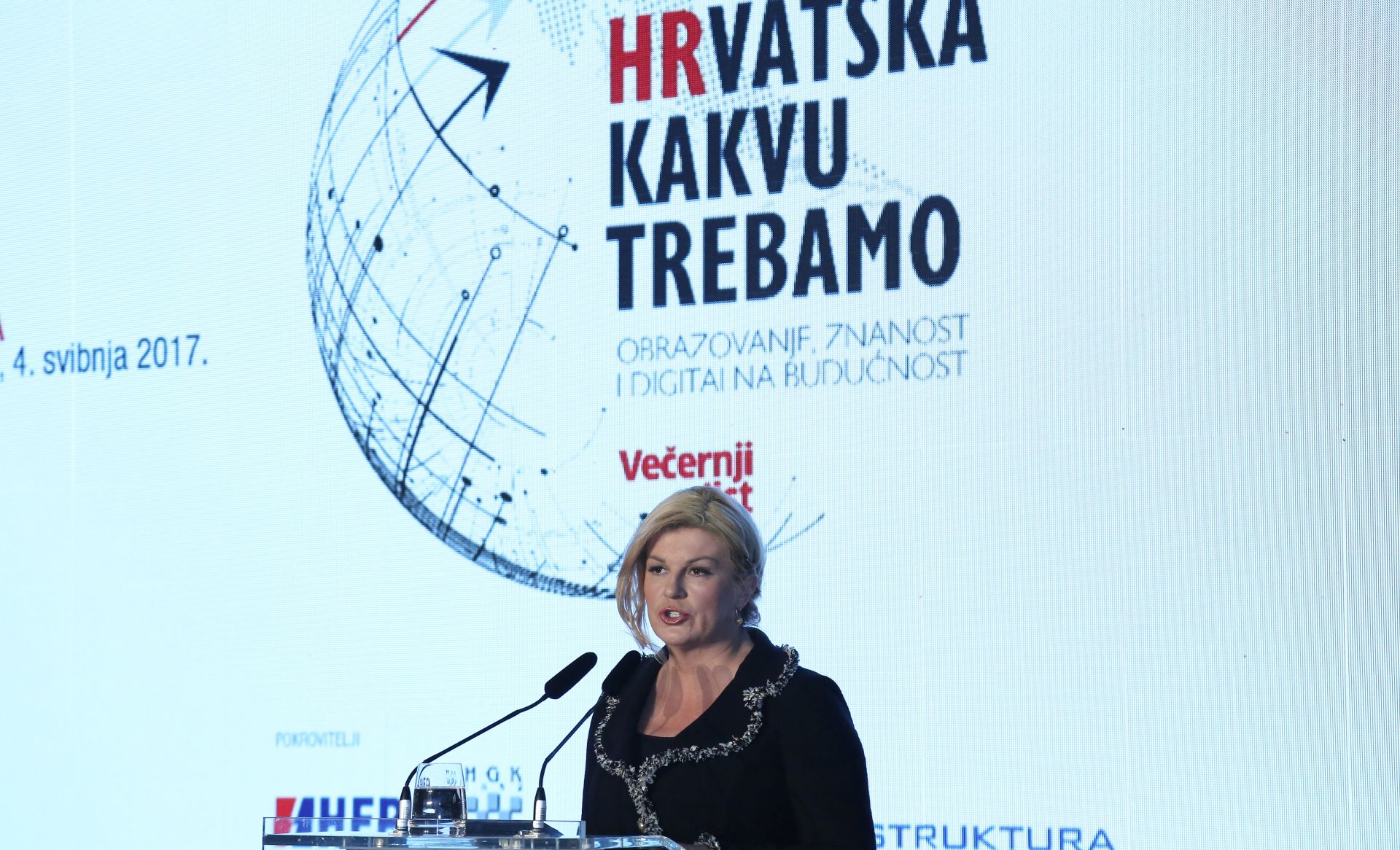 Zagreb, 4.5.2017 - Održana je konferencija "Hrvatska kakvu trebamo", u čijem fokusu je bilo obrazovanje, znanost i digitalna budućnost. Moguća rješenja u području obrazovanja ponudili su znanstvenici,sveučilišni profesori i istaknuti javni djelatnici, među kojima su Boris Drilo, Boris Jokić, Tome Antičić i Pero Lučin. Okupljenima se na otvorenju konferencije obratila i predsjednica države Kolinda Grabar Kitarović.
 foto HINA/ Tomislav PAVLEK /tp