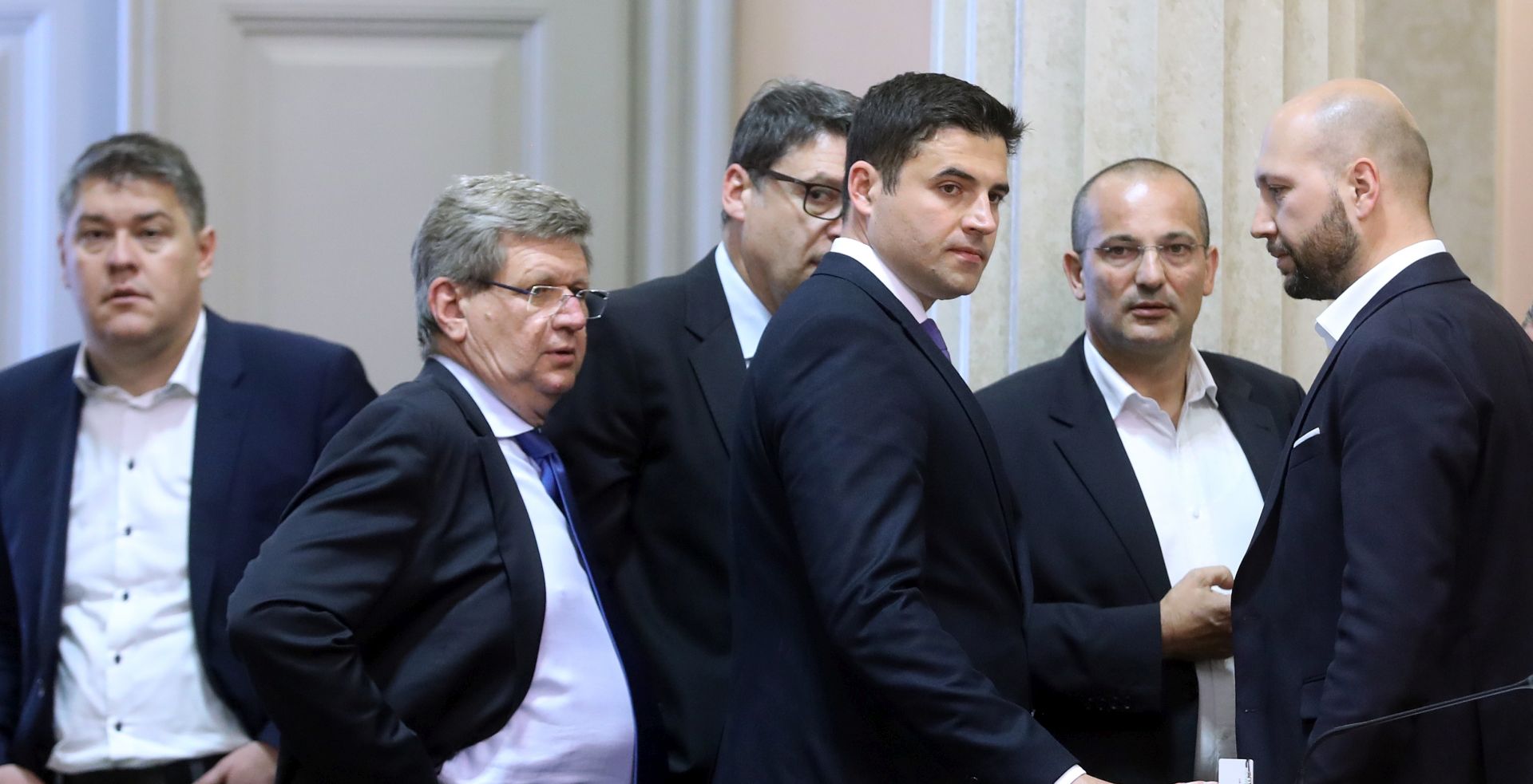 Zagreb, 04.05.2017 - Saborski zastupnici SDP-a Davor Bernardiæ, Boris Lalovac, Mirando Mrsiæ, eljko Jovanoviæ, Orsat Miljeniæ i Mihael Zmajloviæ tijekom nastavka sjednice Hrvatskog sabora.
foto HINA/ Damir SENÈAR /ds