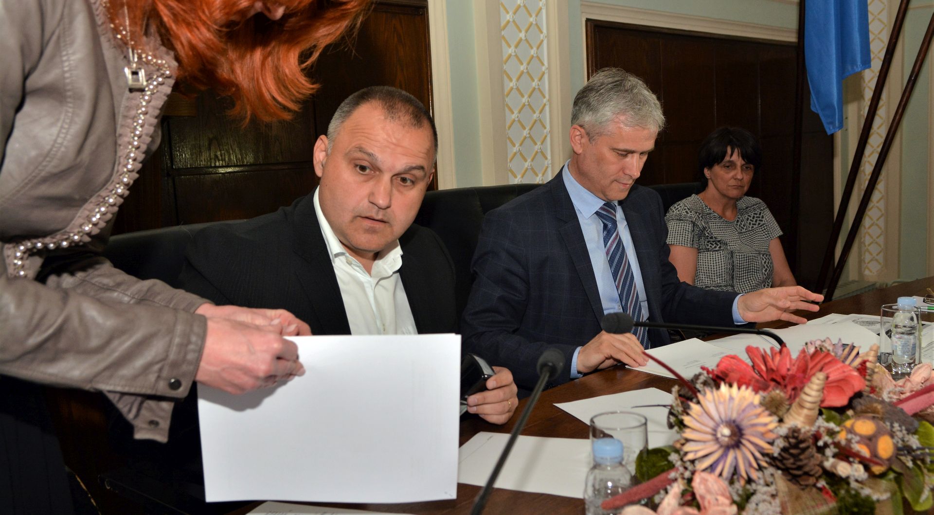 Karlovac, 04.05.2017. - Gradonaèelnik Karlovca Damir Jeliæ i generalni direktor Hrvatskih voda Zoran Ðurokoviæ potpisali su na dananjoj tribini Prijavu za proglaenje projekta stratekim investicijskim projektom Republike Hrvatske, pod nazivom "Projekt zatite od poplava Grada Karlovca". Na fotografiji Martina Furdek Hajdin(L), Damir Jeliæ (L2), Zoran Ðurokoviæ (D2).
foto HINA / Mladen VOLARIÆ / ml