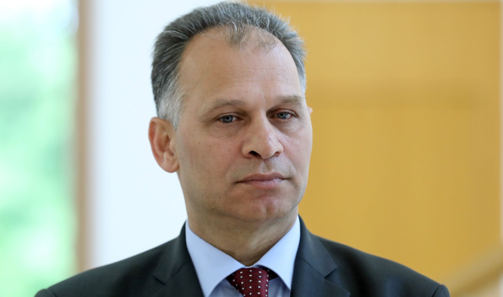 Zagreb, 05.05.2017 - Predsjednica Republike Hrvatske Kolinda Grabar-Kitaroviæ, na temelju èlanka 94. stavka 2. Ustava RH, odrava razgovore o aktualnoj politièkoj situaciji u Republici Hrvatskoj sa èelnicima politièkih stranaka i ostalim zastupnicima Hrvatskoga sabora. Na slici èlanovi Kluba manjina Veljko Kajtazi u Uredu Predsjednice.
foto HINA/ Damir SENÈAR /ds