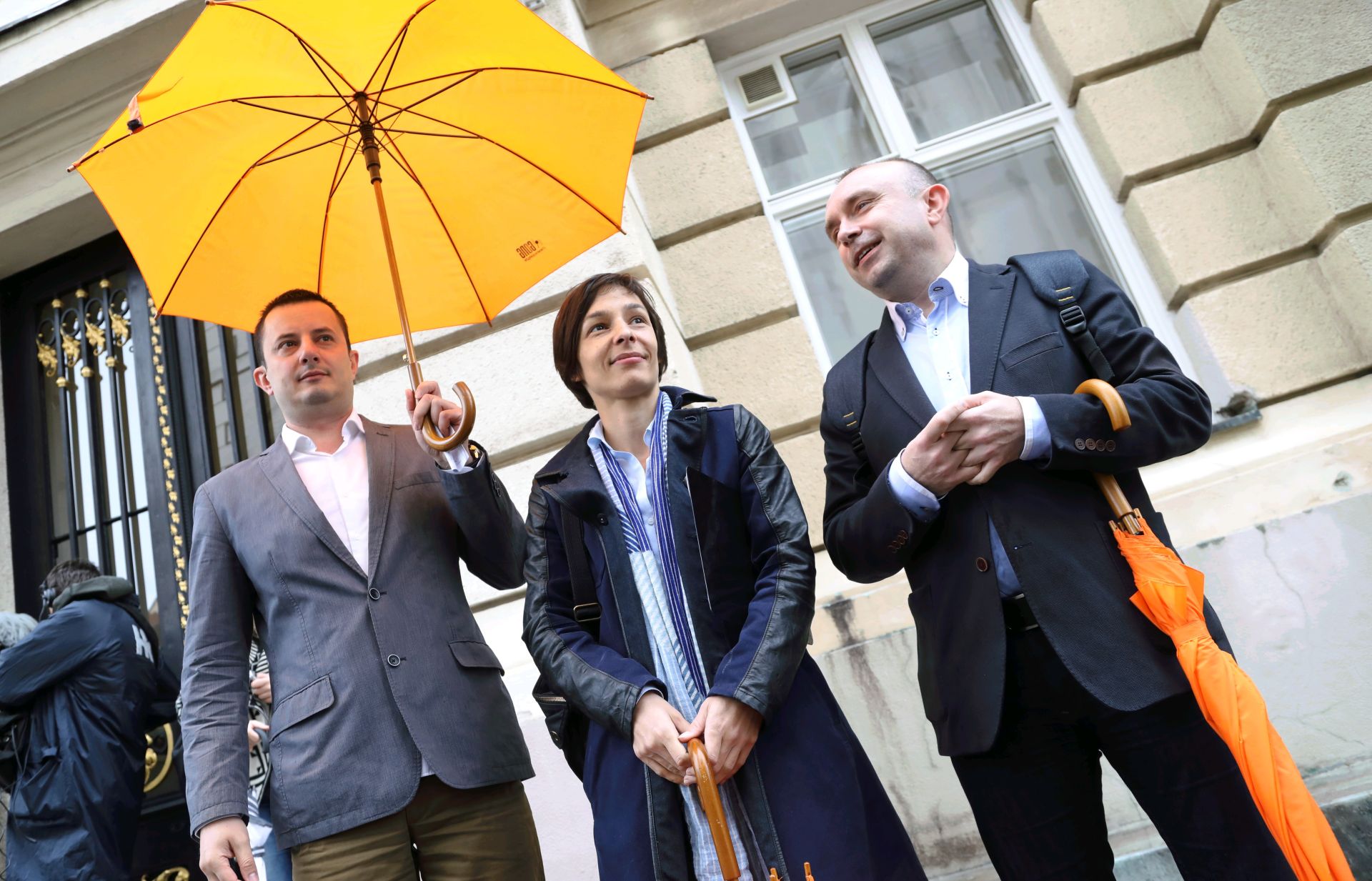 Zagreb, 05.05.2017. - Konferencija za medije GONG-a ispred Sabora. Na fotografiji struènjak za politièki sustav u GONG-u Dragan Zeliæ, izvrna direktorica GONG-a Jelena Berkoviæ, èlan Vijeæa GONG-a Berto alaj. foto HINA/ Lana SLIVAR DOMINIÆ/ lsd