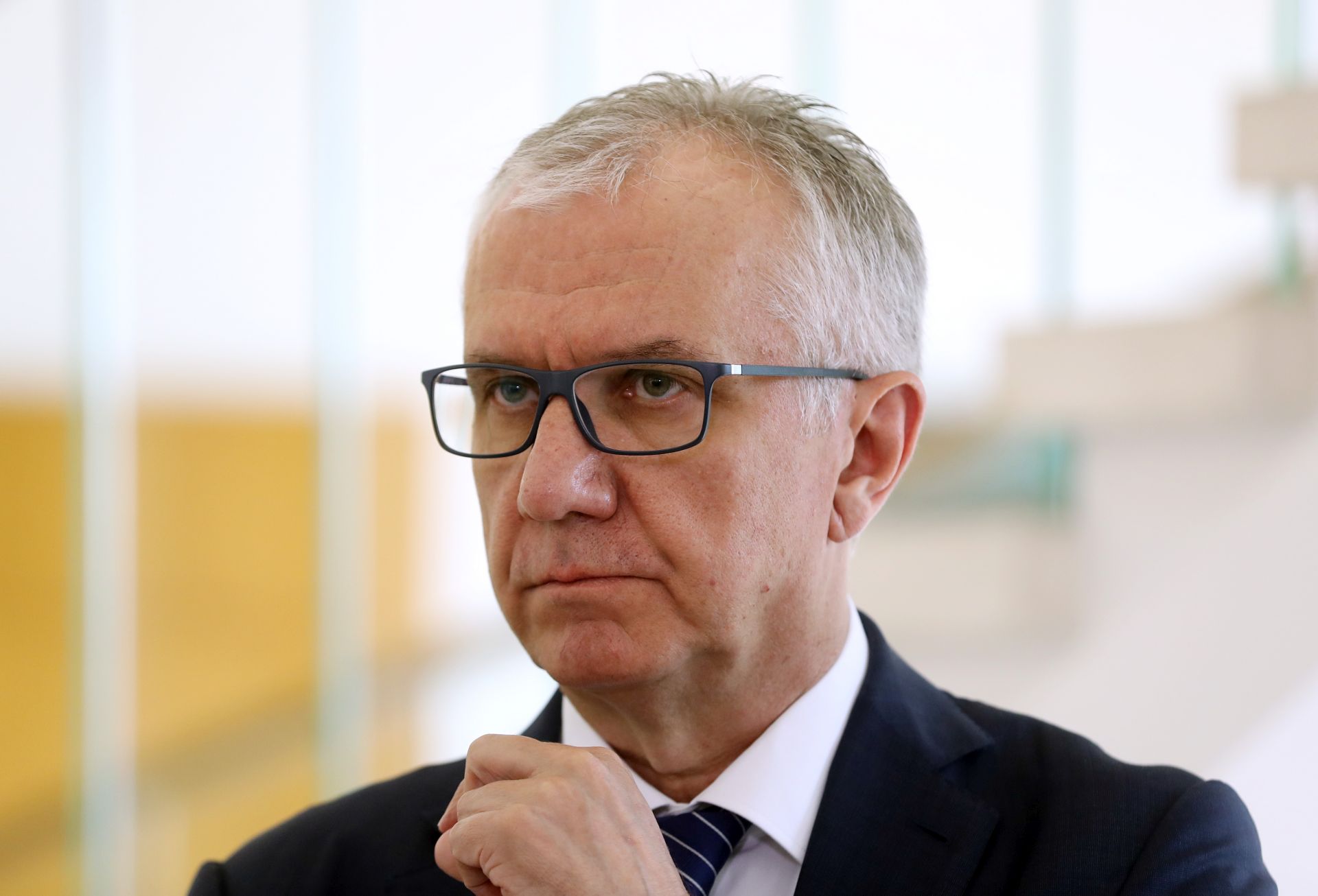 Zagreb, 05.05.2017 - Predsjednica Republike Hrvatske Kolinda Grabar-Kitaroviæ, na temelju èlanka 94. stavka 2. Ustava RH, odrava razgovore o aktualnoj politièkoj situaciji u Republici Hrvatskoj sa èelnicima politièkih stranaka i ostalim zastupnicima Hrvatskoga sabora. Na slici Rajko Ostojiæ iz SDP-a u Uredu Predsjednice.
foto HINA/ Damir SENÈAR /ds