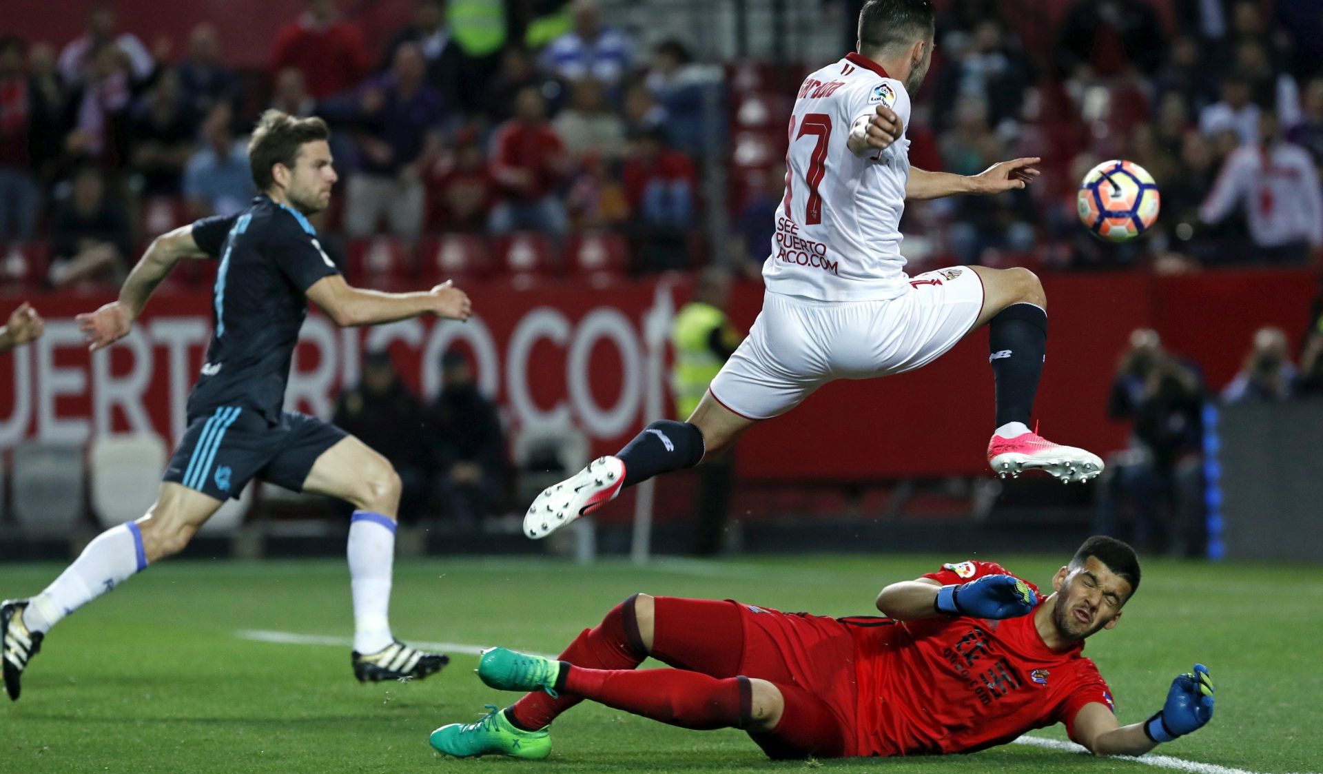 epa05946014 Sevilla FC's midfielder Pablo Sarabia (C) scores the 1-0 goal against goalkeeper Geronimo Rulli (R) of Real Sociedad during the Spanish Primera Division soccer match betwenn Sevilla FC and Real Sociedad at Sanchez Pizjuan stadium in Seville, Spain, 05 May 2017.  EPA/JULIO MUNOZ