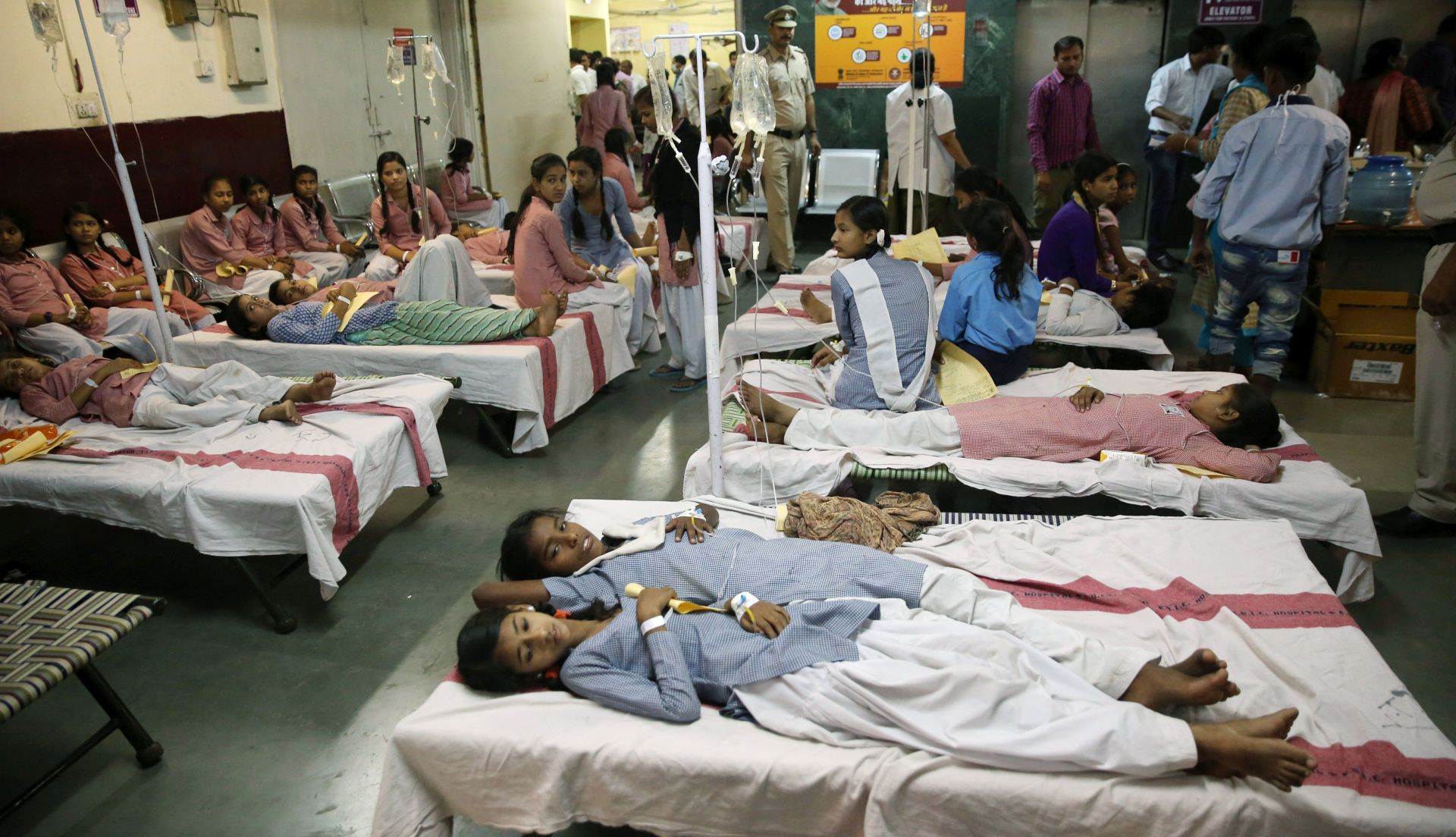 epa05946294 Indian schoolgirls receive medical treatment at a government hospital after gas leak in Tuglakabad container depot in New Delhi, India, 06 May 2017. According to news reports, more than 150 school students fell sick after a gas leak from a nearby container depot in the Tuglakabad area of New Delhi.  EPA/RAJAT GUPTA