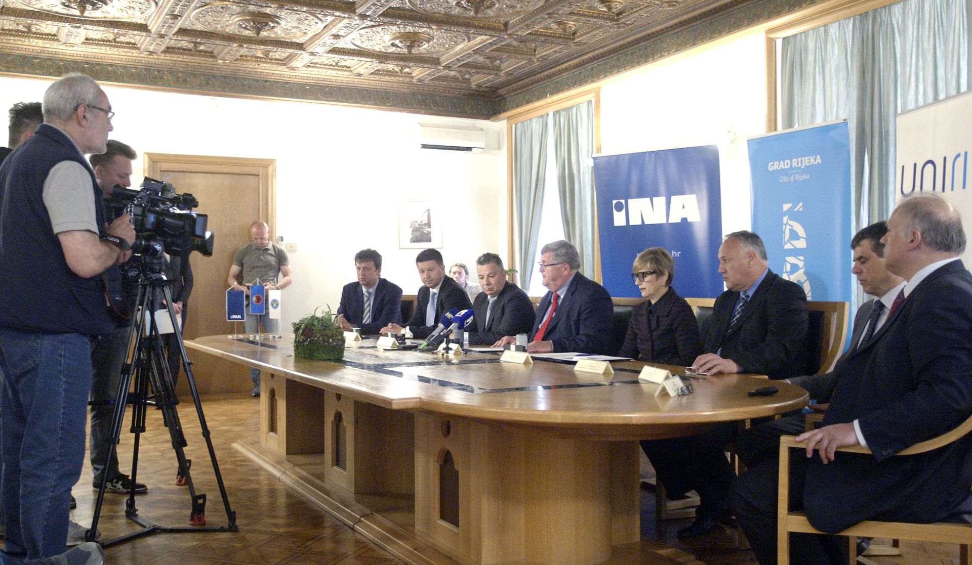Rijeka, 6.5.2017. - Pismo namjere o dugotrajnom koritenju prostora bive rafinerije nafte Mlaka u Rijeci potpisali su INA, Grad Rijeka i Sveuèilite u Rijeci. 
foto HINA/ Miljenko KLEPAC/ ua