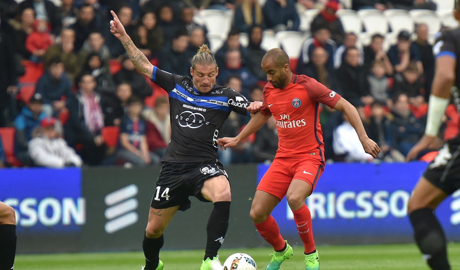 epa05946911 Paris Saint Germain's Lucas (R) vies for the ball with Bastia's Mehdi Mostefa during the French Ligue 1 soccer match between Paris Saint-Germain (PSG) and SC Bastia at the Parc des Princes stadium in Paris, France, 06  May 2017.  EPA/CHRISTOPHE PETIT TESSON