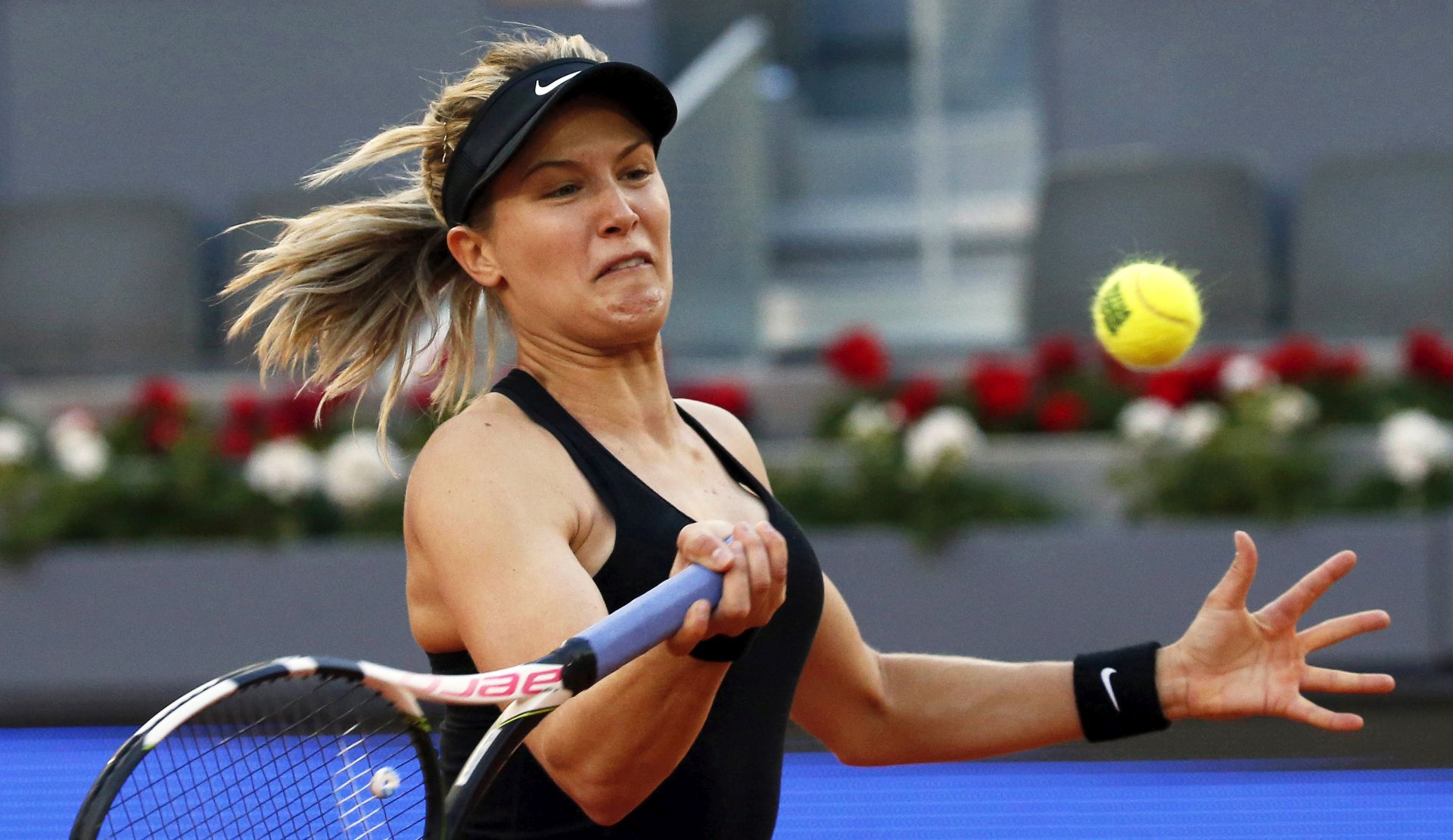 epa05947260 Canada's Eugenie Bouchard in action against France's Alize Cornet during their first round match of the Mutua Madrid Open tennis tournament in Madrid, Spain, 06 May 2017.  EPA/KIKO HUESCA
