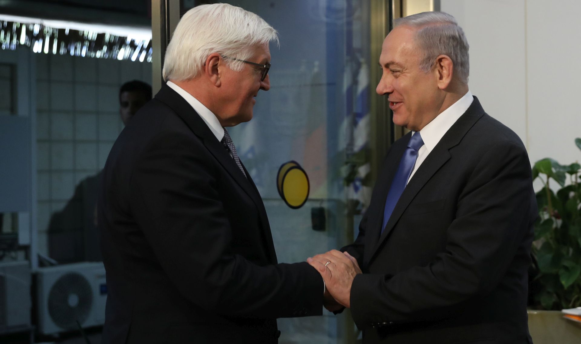 epa05948496 Israel Prime Minister Benjamin Netanyahu (R) welcomes German President Frank-Walter Steinmeier (L) at his office in Jerusalem, 07 May 2017. Steinmeier is on a three-day official visit to Israel and the Palestinian National Authority region.  EPA/RONEN ZVULUN / POOL