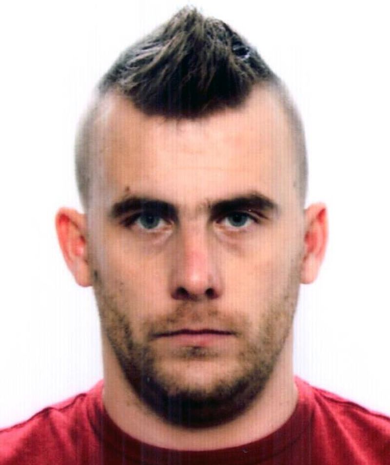 Vrsar, 7.5.2017 - Dvije osobe su ranjene u pucnjavi vatrenim oružjem koja se u nedjelju oko 14 sati dogodila ispred hotela Pineta u Vrsaru, izvijestila je istarska policija. Na slici Danijel Brnos za kojega se sumnja da je pucao u 19-godišnju djevojku i 23-godišnjeg mladića, koji su zbog zadobivenih ozljeda prevezeni u Opću bolnicu Pula.
foto HINA/ MUP/ ua