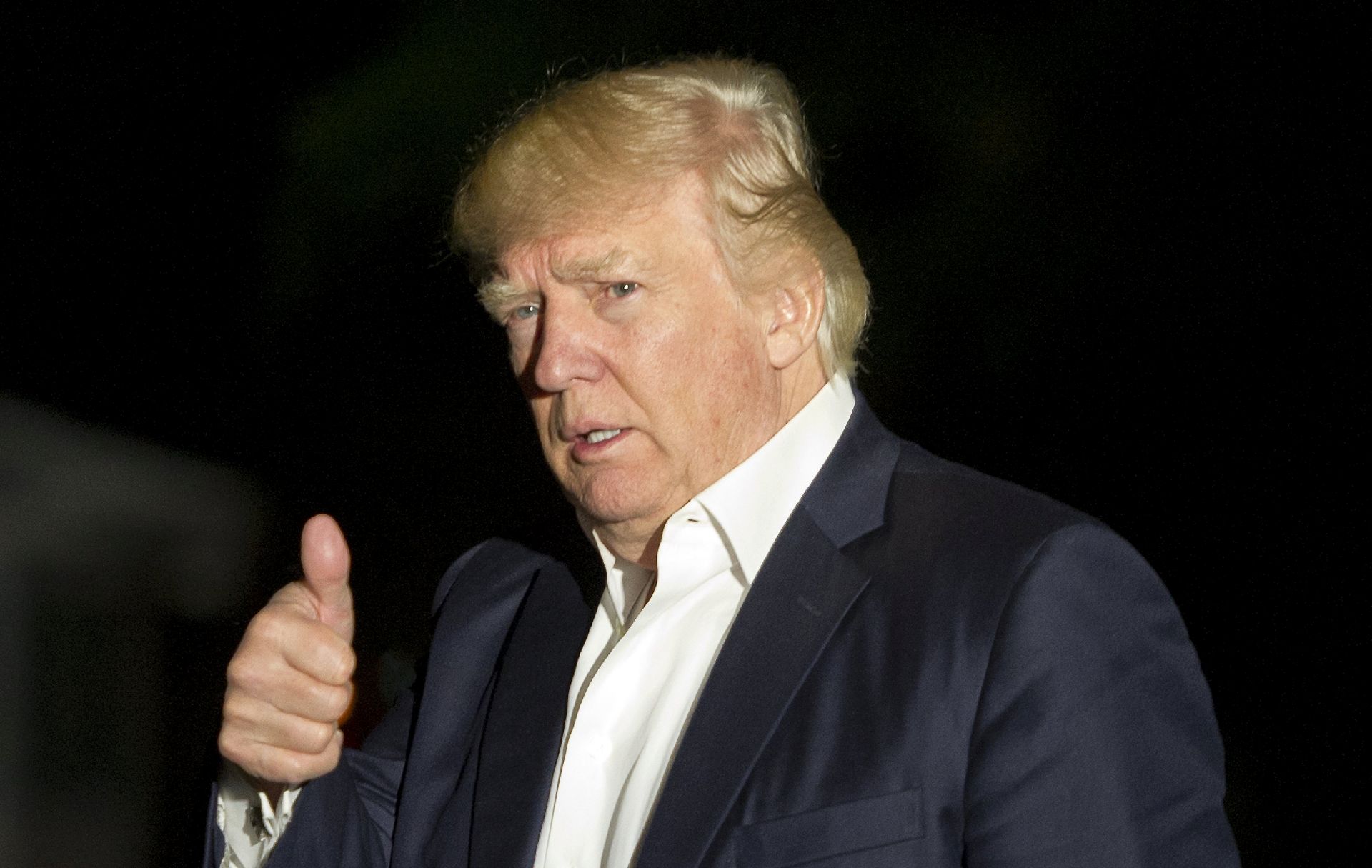 epa05949883 US President Donald J. Trump gives the thumbs up as he walks on the South Lawn of the White House in Washington, DC, USA, 07 May 2017, as he returns from a weekend trip to the Trump National Golf Club in Bedminster, New Jersey.  EPA/RON SACHS / POOL