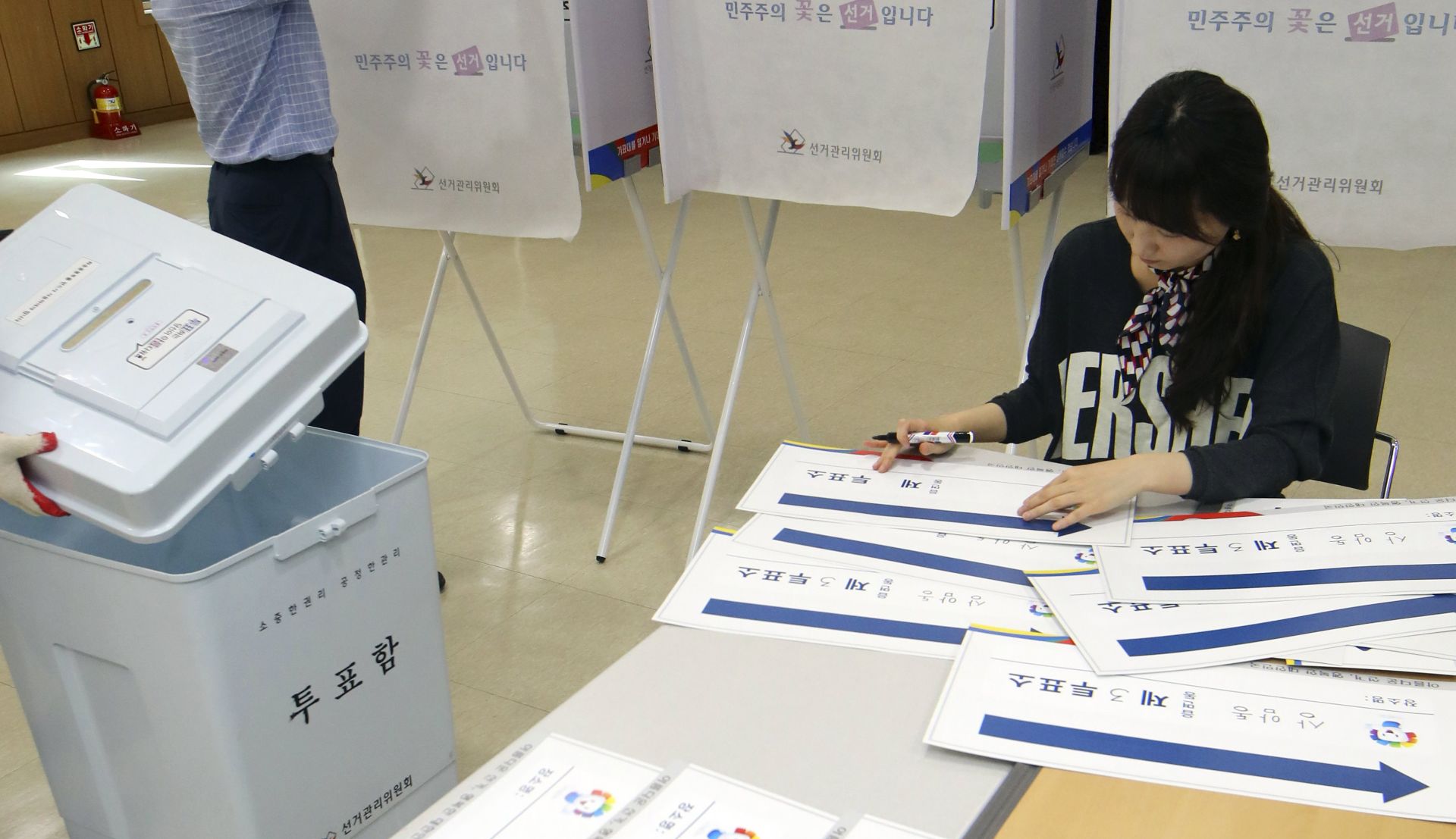 epa05949912 Employees of the Mapo municipal office set up a polling station in Seoul's Mapo Ward, South Korea, 08 May 2017, one day ahead of the presidential election. South Korea will hold the election to replace Park Geun-hye, who was ousted from office over a corruption and abuse-of-power scandal.  EPA/YONHAP SOUTH KOREA OUT