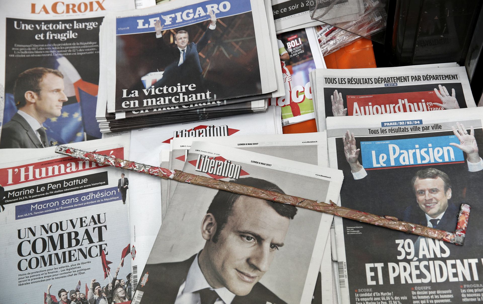epa05950970 French newspapers with the headlines with newly elected French President Emmanuel Macron on display inside a kiosque in Paris, France, 08 May 2017. Emmanuel Macron defeated Marine Le Pen in the final round of France's presidential election, with 66,1 per cent of the vote, official results announced.  EPA/YOAN VALAT
