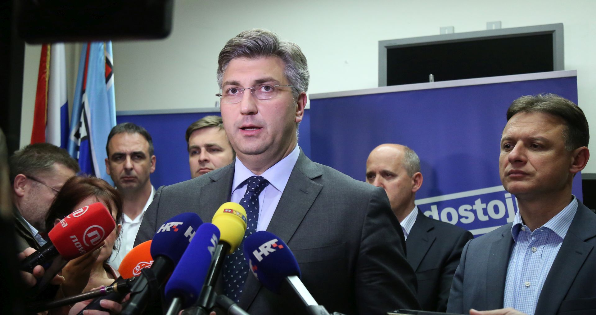 Zagreb, 08.05.2017 - Predsjednik HDZ-a i predsjednik Vlade RH Andrej Plenkoviæ dao je izjavu za medije nakon Sjednice Predsjednitva HDZ-a u sredinjici HDZ-a.
foto HINA / Denis CERIÆ /dc
