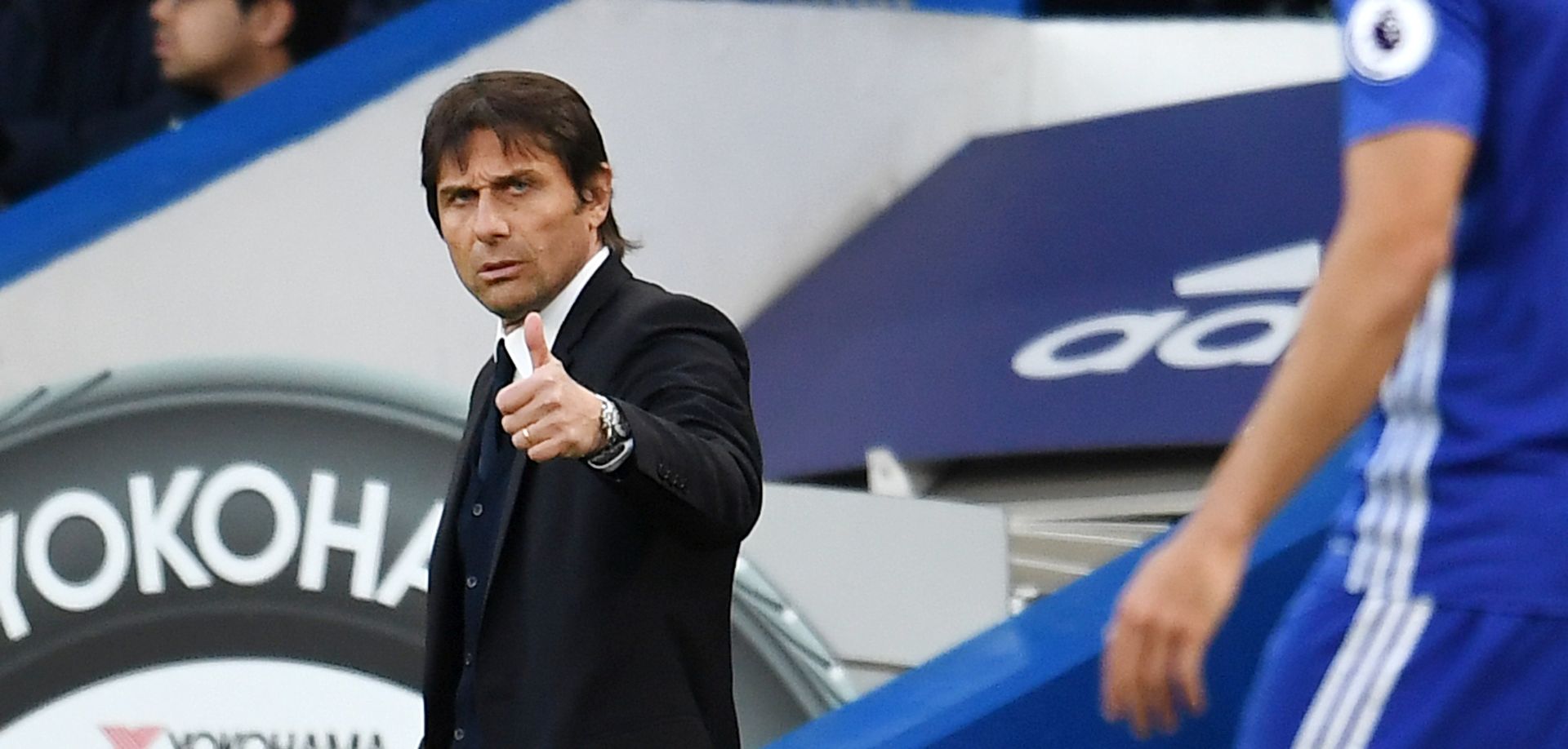epa05951445 Chelsea manager Antonio Conte (L) gives the thumbs up to his player Diego Costa (R)  during the English Premier League soccer match between Chelsea FC and Middlesborough FC at Stamford Bridge in London, Britain, 08 May 2017.  EPA/ANDY RAIN EDITORIAL USE ONLY. No use with unauthorized audio, video, data, fixture lists, club/league logos or 'live' service. Online in-match use limited to 75 images, no video emulation. No use in betting, games or single club/league/player publications.