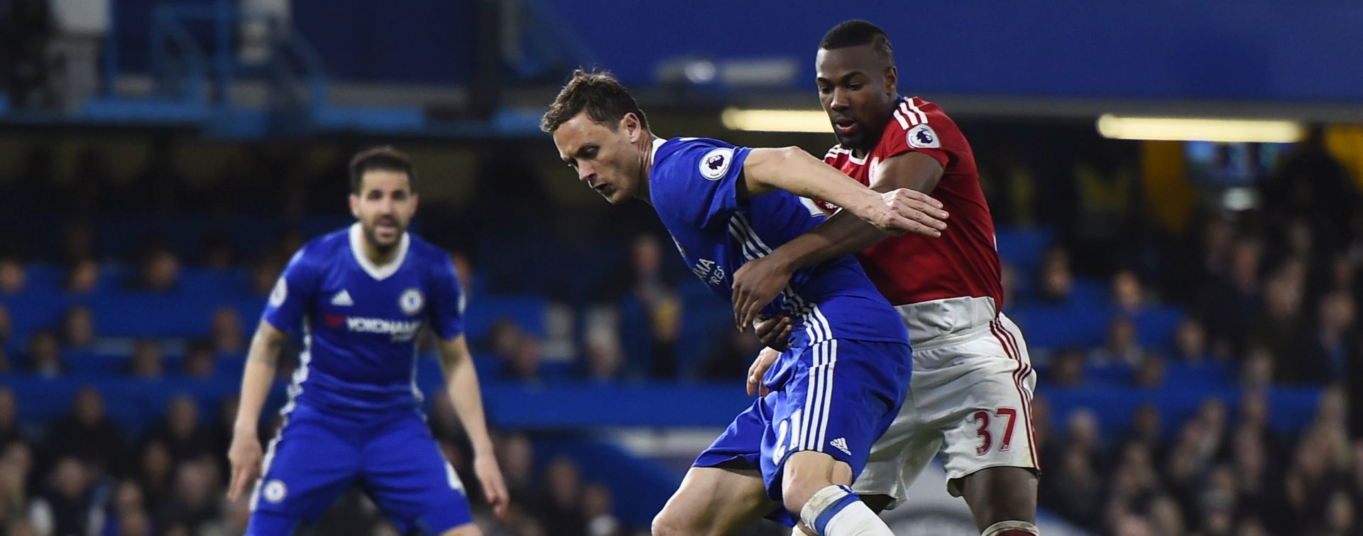 epa05951506 Chelsea's Nemanja Matic (2-R) vies for the ball against Middlesbrough's Adams Traore (R) during the English Premier League soccer match between Chelsea FC and Middlesborough FC at Stamford Bridge in London, Britain, 08 May 2017.  EPA/WILL OLIVER EDITORIAL USE ONLY. No use with unauthorized audio, video, data, fixture lists, club/league logos or 'live' service. Online in-match use limited to 75 images, no video emulation. No use in betting, games or single club/league/player publications.