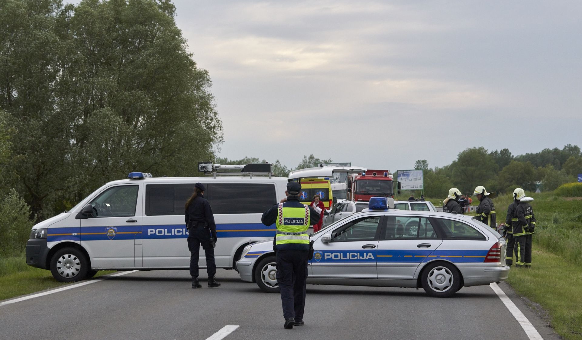 Bjelovar, 9.5.2017 - Pet je osoba poginulo, a dvije su teško ozlijeđene u prometnoj nesreći koja se dogodila u utorak u 17:20 sati na sjevernoj obilaznici Bjelovara. Sudarila su se dva osobna automobila golf slatinskih i mercedes kutinskih registracijskih tablica. U mercedesu su poginule dvije osobe, dvije su teško ozlijeđene i prevezene u Opću bolnicu Bjelovar, a u golfu su na mjestu događaja poginule tri osobe. Na slici policija, vatrogasci i hitna pomoć tijekom očevida.
foto HINA/ ua
