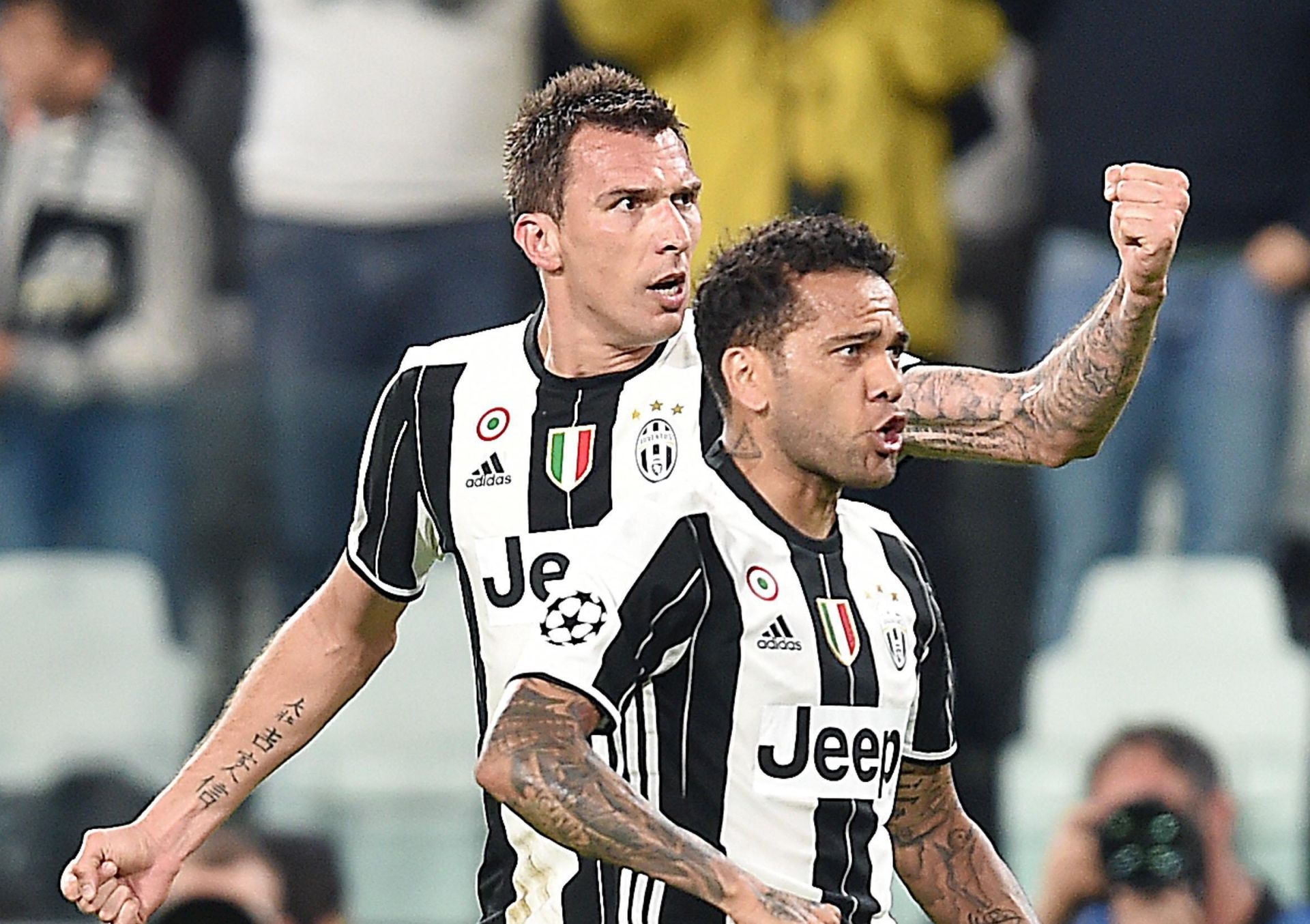 epa05953516 Juventus' Mario Mandzukic (L) jubilates with his teammate Dani Alves after scoring during the UEFA Champions League semifinal second leg soccer match Juventus FC vs AS Monaco at the Juventus Stadium in Turin, Italy, 09 May 2017.  EPA/ALESSANDRO DI MARCO