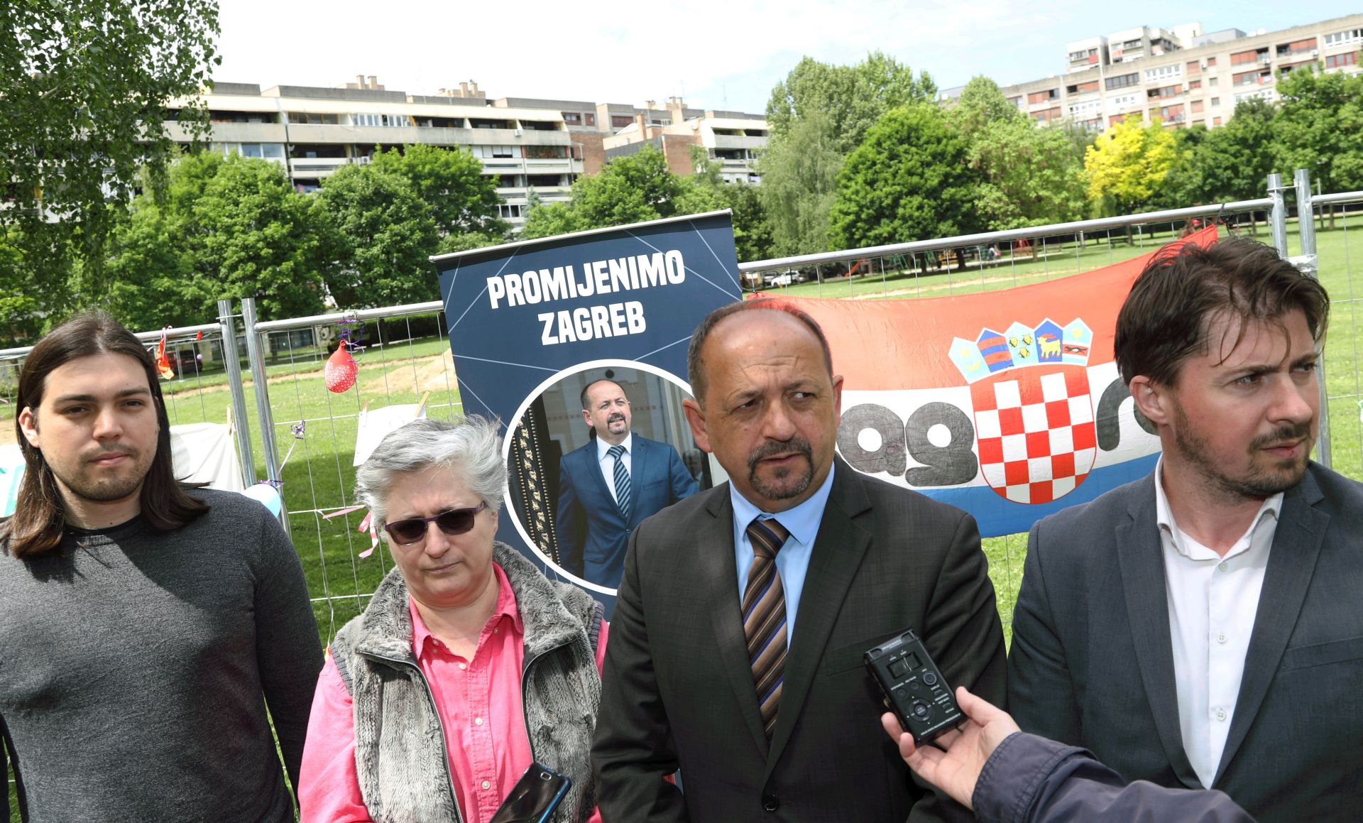 Zagreb, 10.05.2017. - Konferencija za medije kandidata koalicije Promijenimo Hrvatsku i ivog zida za zagrebaèkog gradonaèelnika Ivana Lovrinoviæa u parku Trnjanska Savica. Na fotografiji Ivan Vilibor Sinèiæ, Josipa Rodiæ, Ivan Lovrinoviæ, Tihomir Lukaniæ. foto HINA/ Lana SLIVAR DOMINIÆ/ lsd