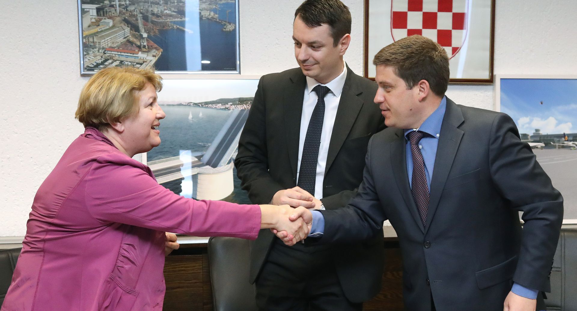Zagreb, 10.05.2017. - Ministar mora, prometa i infrastrukture Oleg Butkoviæ, ravnatelj Sredinje agencije za financiranje i ugovaranje programa i projekata EU Tomislav Petric i pomoænica ravnatelja Luèke uprave Osijek Nada Klepo potpisali su Ugovor o dodjeli bespovratnih sredstava za izgradnju terminala za pretovar rasutih tereta u luci Osijek. Na fotografiji Nada Klepo, Tomislav Petric, Oleg Butkoviæ. foto HINA/ Lana SLIVAR DOMINIÆ/ lsd
