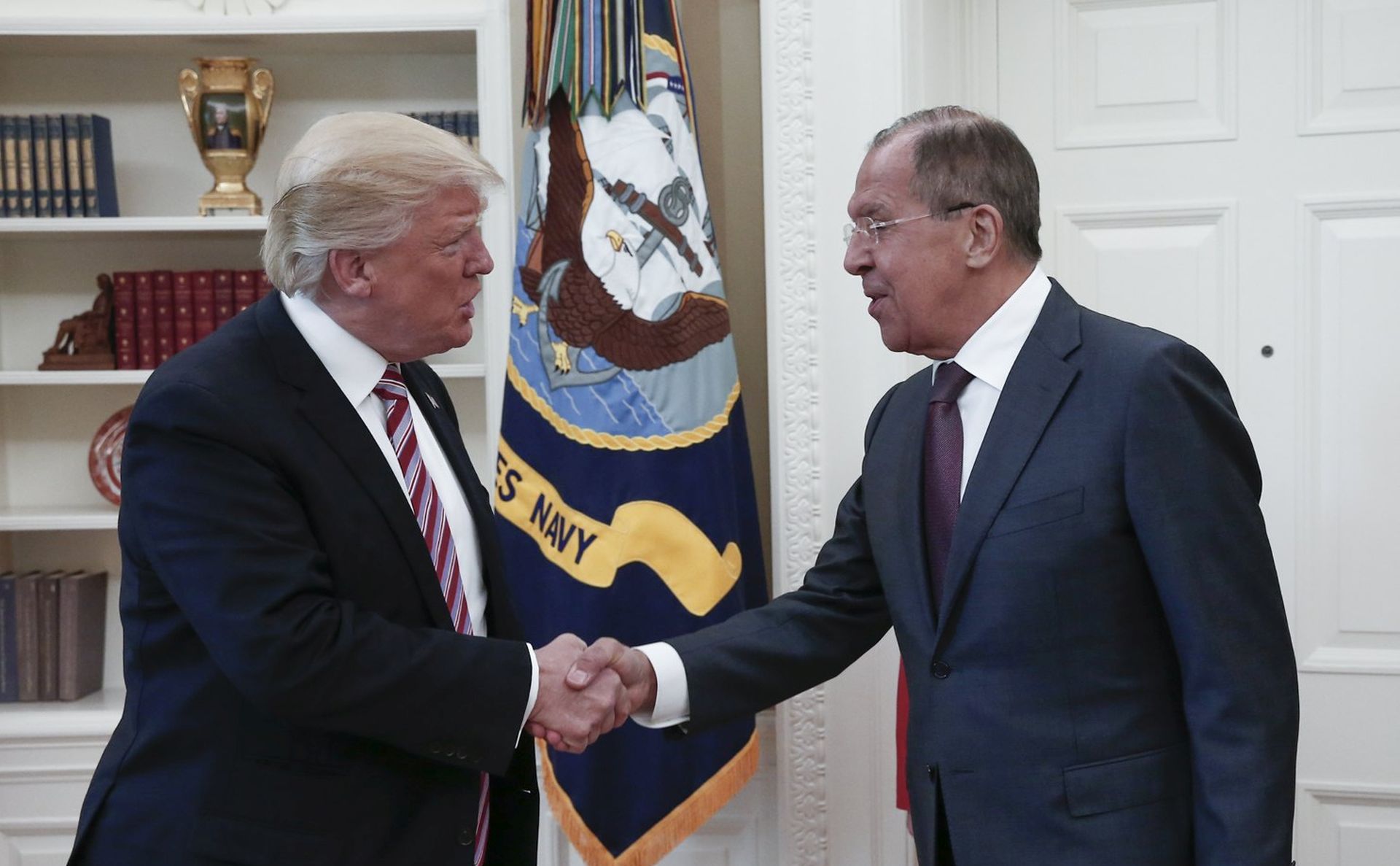 epa05955487 A handout photo made available by the Russian Foreign Ministry shows US President Donald J. Trump (L) shaking hands with Russian Foreign Minister Sergei Lavrov (R) during their meeting in the White House in Washington, DC, USA, 10 May 2017  EPA/RUSSIAN FOREIGN MINISTRY HANDOUT BEST QUALITY AVAILABLE HANDOUT EDITORIAL USE ONLY/NO SALES