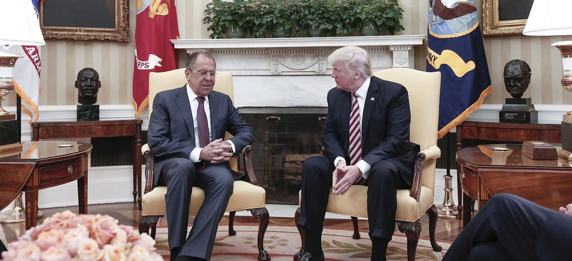 epa05955475 A handout photo made available by the Russian Foreign Ministry shows US President Donald J. Trump (R) speaking with Russian Foreign Minister Sergei Lavrov (L) during their meeting in the White House in Washington, DC, USA, 10 May 2017  EPA/RUSSIAN FOREIGN MINISTRY HANDOUT  HANDOUT EDITORIAL USE ONLY/NO SALES