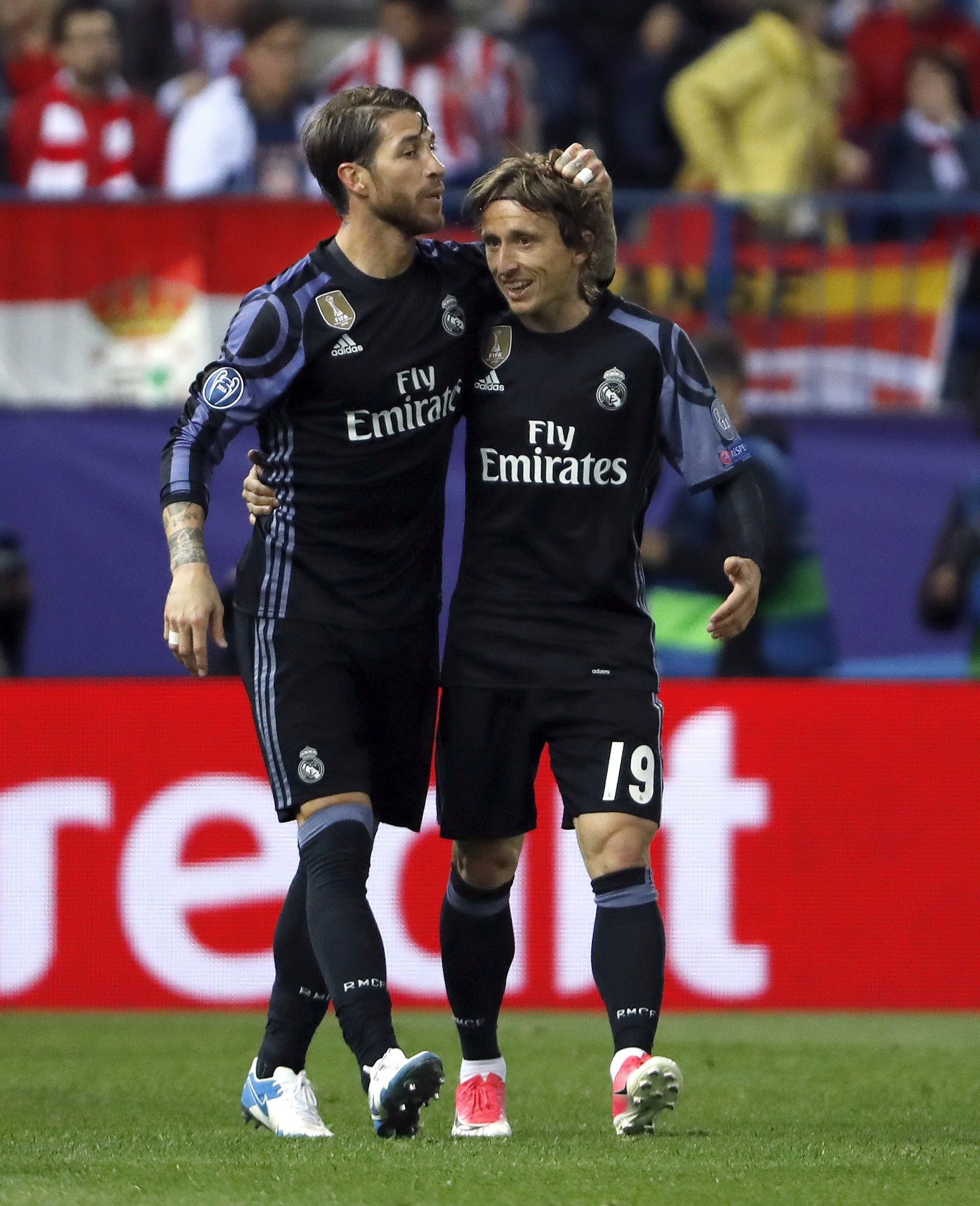 epa05955849 Real Madrid's Sergio Ramos (L) and Luka Modric jubilate the first goal of the team by Isco during the UEFA Champions League semifinal second leg match between Atletico de Madrid and Real Madrid  in Madrid, Spain, 10 May 2017.  EPA/BALLESTEROS