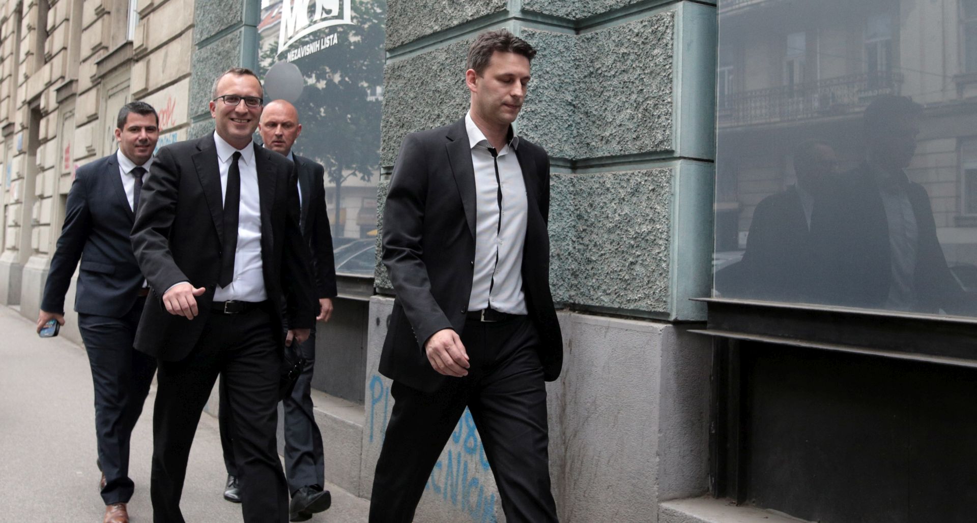 Zagreb, 11.5.2017 - Nikola Grmoja, Marko Sladoljev i Božo Petrov dolaze na sastanak Predsjedništva Mosta nezavisnih lista u središnjicu stranke.
Foto HINA/ Dario GRZELJ/ dag