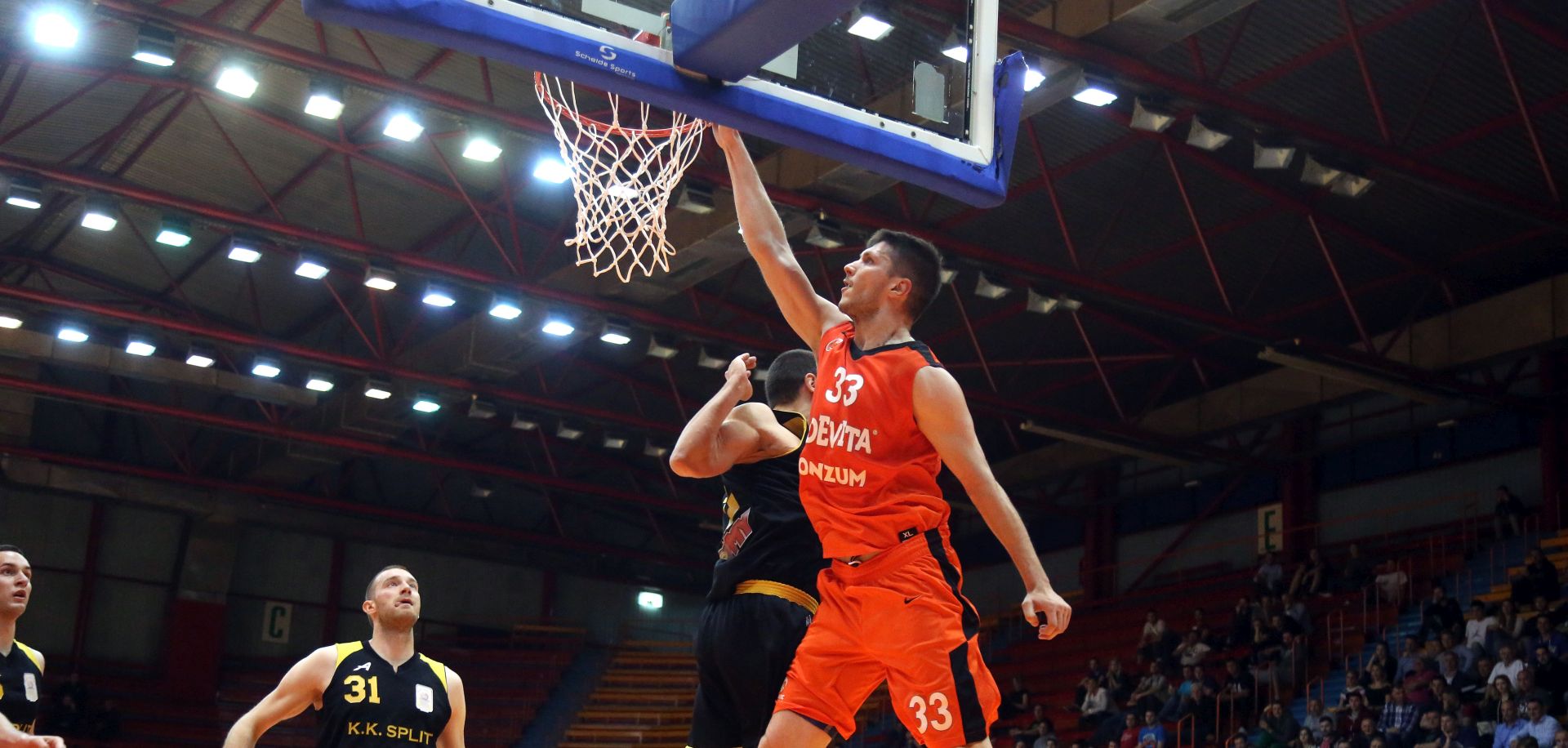 Zagreb, 11.05.2017 - Druga utakmica polufinala koarkakog doigravanja za prvaka Hrvatske Cedevita - Split. Na fotografiji Marko Tomas.
foto HINA / Denis CERIÆ /dc
