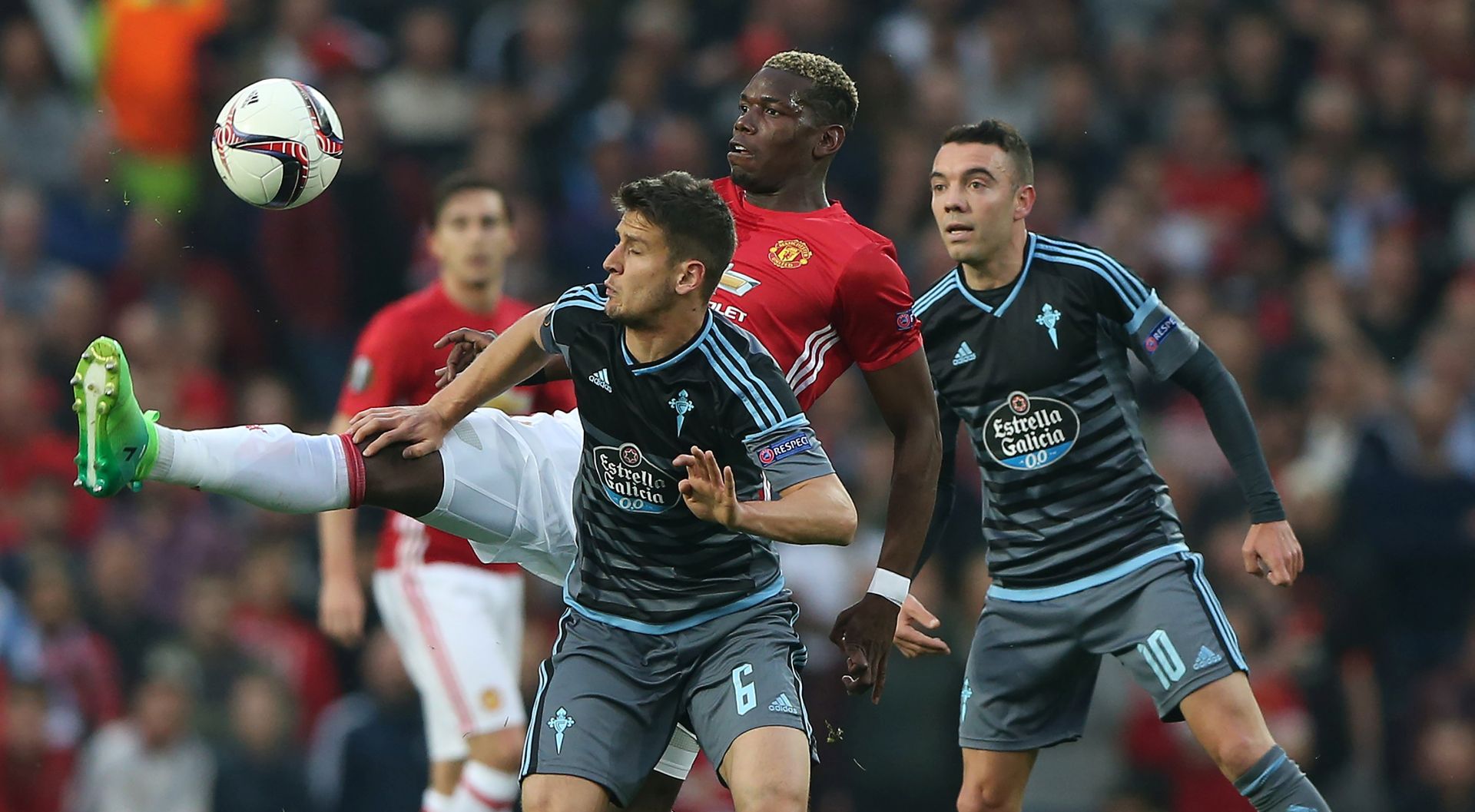epa05958001 Manchester United's Paul Pogba (C) in action against Celta Vigo's Nemanja Radoja (L) during the UEFA Europa League semi final, second leg soccer match between Manchester United and Celta Vigo at the Old Trafford Stadium in Manchester, Britain, 11 May 2017.  EPA/NIGEL RODDIS