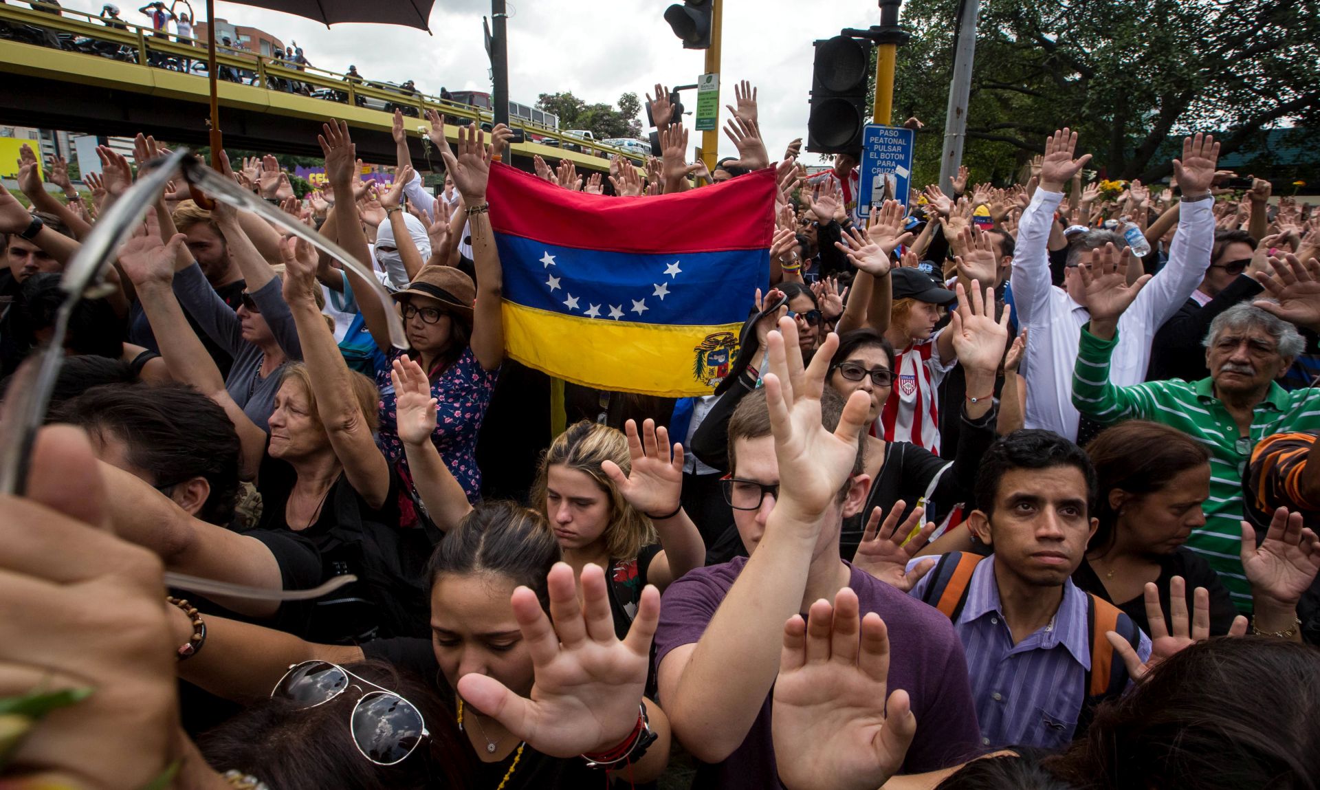 epa05958028 Opposition supporters march in Caracas, Venezuela, 11 May 2017. Hundreds of Venezuelan opposition followers took part in a demonstration paying tribute to Miguel Castillo, who was killed during a protest against Venezuelan President Nicolas Maduro on 10 May 2017.  EPA/MIGUEL GUTIERREZ