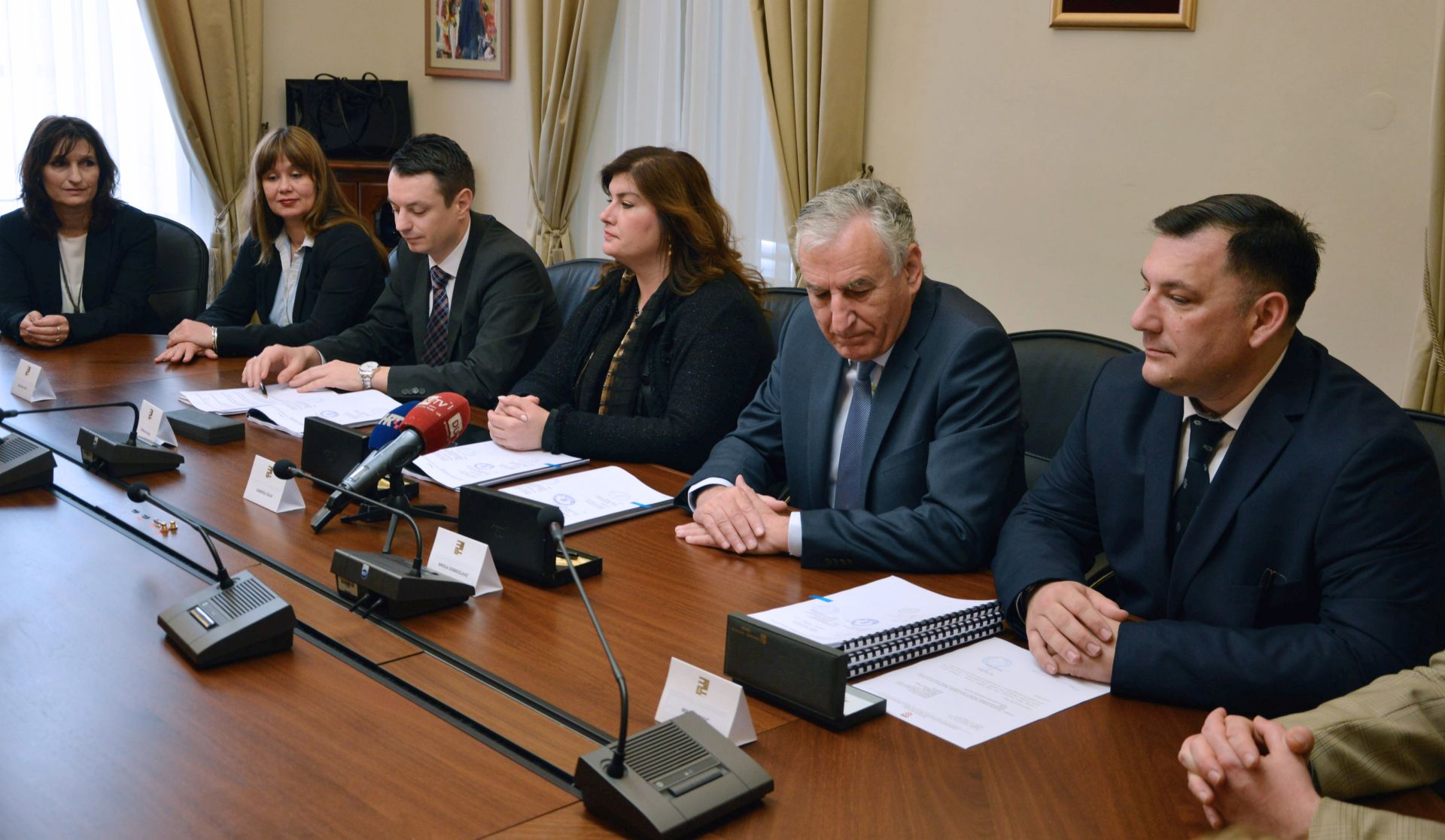 Dubrovnik, 12.05.2017 - Ministrica regionalnoga razvoja i fondova Europske unije Gabrijela alac potpisala je u petak u Dubrovniku dva ugovora o sufinanciranju projekata iz podruèja zdravstva vrijedna 25,9 milijuna kuna sa upanom dubrovaèko-neretvanskim Nikolom Dobroslaviæem i ravnateljem Opæe bolnice Dubrovnik Marijom Bekiæem.
foto HINA/ Nika MILETIÆ/ ik