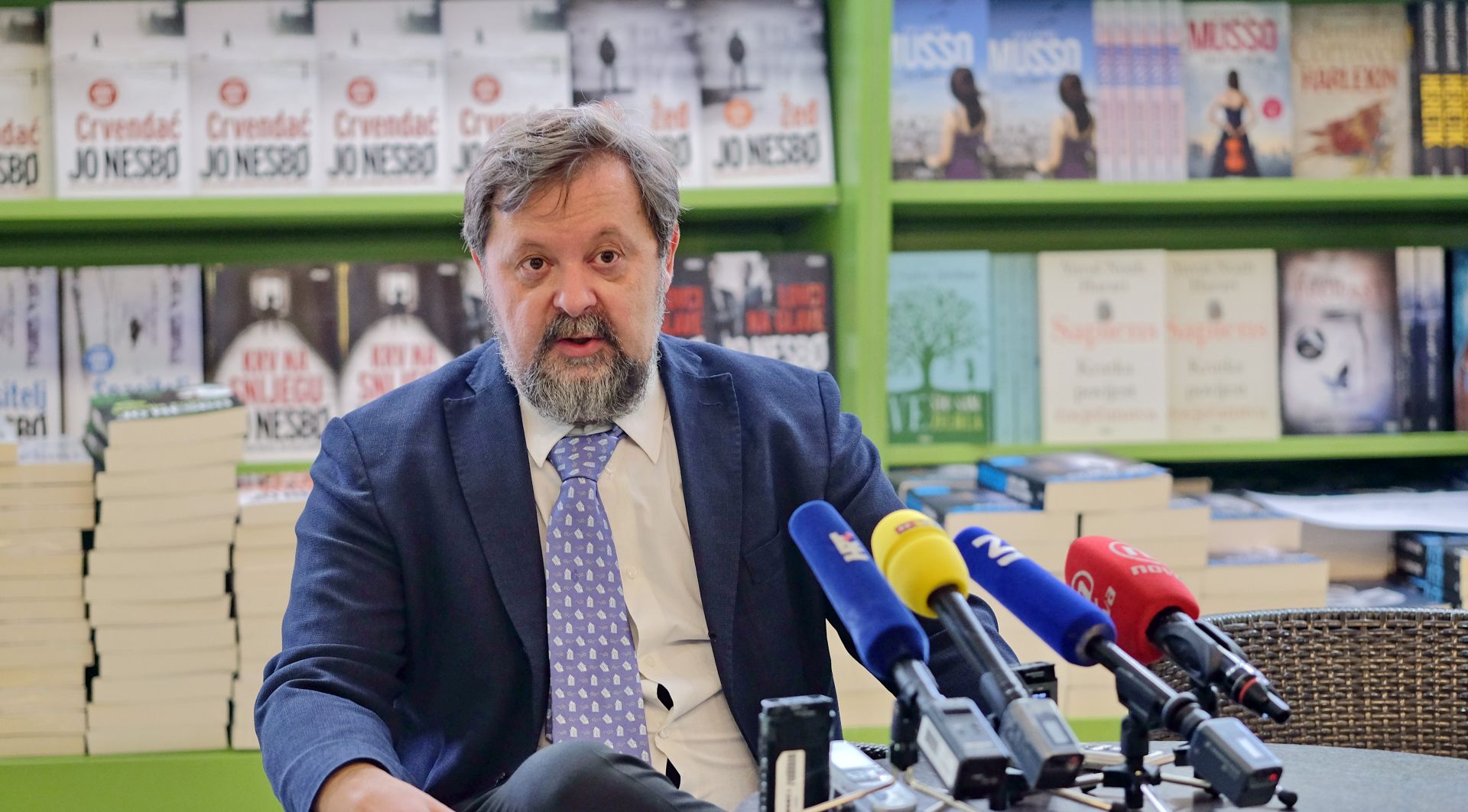 Zagreb, 12.05.2017. -  Na konferenciji za novinare u prostorijama Algoritam MK Megastore, Neven Antičević, predsjednik Uprave Algoritma izvijestio je medije o svim poduzetim koracima za stabilizaciju i normalizaciju poslovanja knjižarskog lanca Algoritam MK.
Na fotografiji Neven Antičević.
foto HINA/ Edvard ŠUŠAK/ es