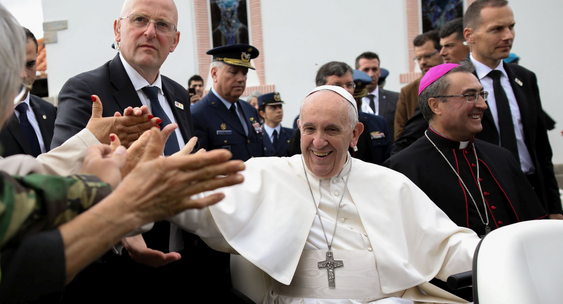epa05959756 Pope Francis (C) waves to devotees during the welcome ceremonies at Monte Real Air Base in Leiria, Portugal, 12 May 2017. Pope Francis is in visiting Fatima on 12 and 13 May on the 100th anniversary of the appearances of Mary.  EPA/PAULO CUNHA