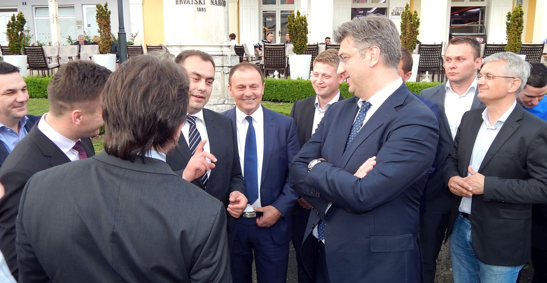 Krapina, 12.05.2017 - Predsjednik HDZ-a i premijer Andrej Plenkoviæ stigao je veèeras u Krapinu kako bi podrao nestranaèkog kandidata za upana Dragutina Ranogajca, koji ima podrku HDZ-a, HSS-a, ZDS-a i HSP-AS, te aktualnog HDZ-ovog gradonaèelnika Krapine Zorana Grgureviæa u utrci za jo jedan mandat na èelu tog grada.
foto HINA/ Sinia KALAJDIJA/ ds