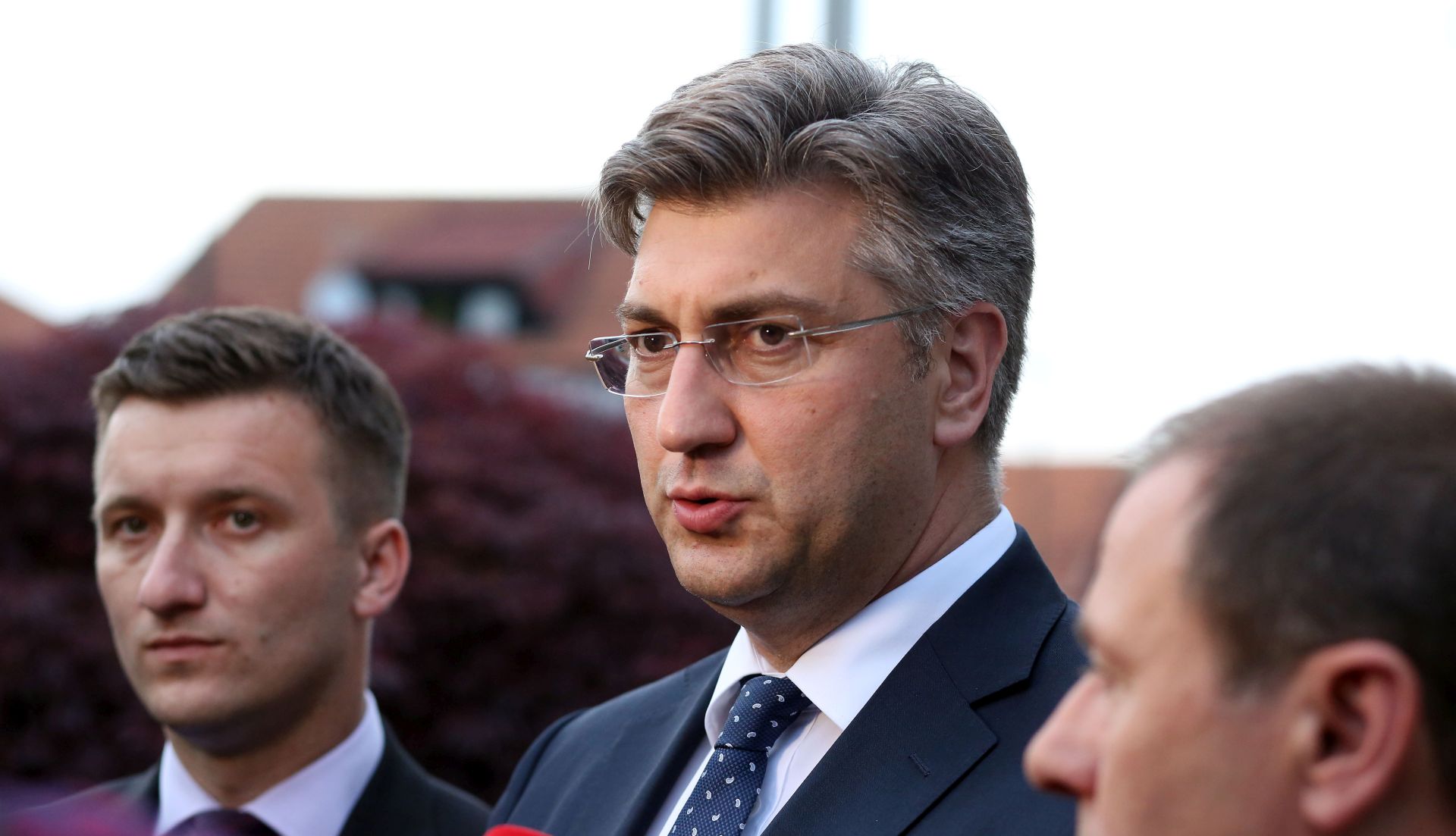 Veliko Trgoviæe, 12.05.2017 - Predsjednik Vlade Republike Hrvatske Andrej Plenkoviæ, u povodu obljetnice roðenja prvog hrvatskog predsjednika dr. Franje Tuðmana, poloio je vijenac i zapalio svijeæu kod njegove rodne kuæe u Velikom Trgoviæu. Na slici premijer Plenkoviæ dao je izjavu za medije.
foto HINA/ Denis CERIÆ /ds