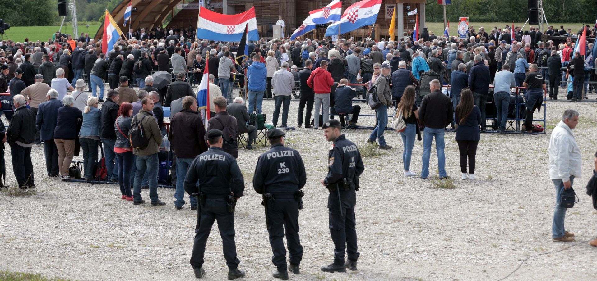 Bleiburg, 13.5.2017 - Središnja komemoracija na Bleiburškom polju u Austriji, u povodu 72. obljetnice Bleiburške tragedije, pod pokroviteljstvom Hrvatskoga sabora i u organizaciji Počasnoga bleiburškoga voda i suorganizaciji za liturgijski dio Ravnateljstva dušobrižništva za Hrvate u inozemstvu.
Foto HINA/ Dario GRZELJ/ dag