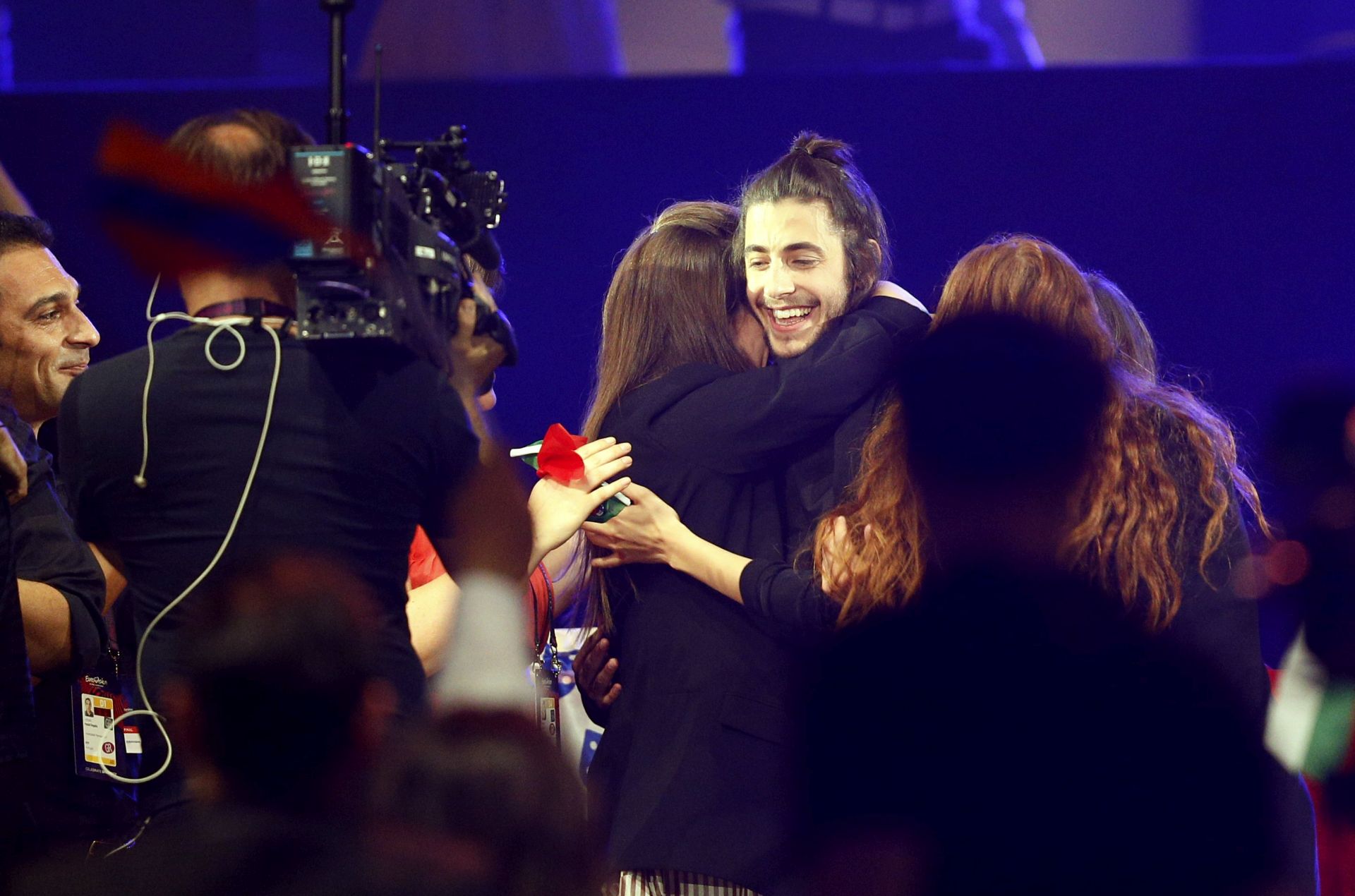 epa05962535 Salvador Sobral (C) from Portugal is hugged by his sister as he wins the Grand Final of the 62nd annual Eurovision Song Contest (ESC) at the International Exhibition Centre in Kiev, Ukraine, 13 May 2017.  EPA/SERGEY DOLZHENKO