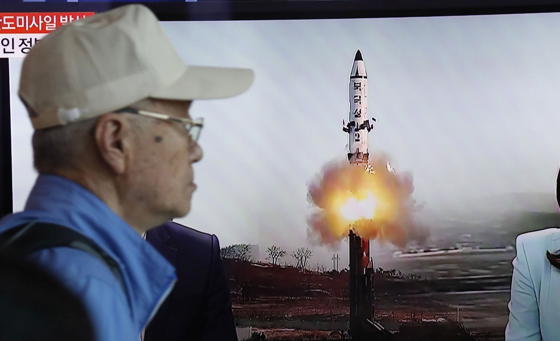 epa05962688 A South Korean man watches a television displaying news broadcasts reporting on North Korea's recent ballistic missile launch, at a station in Seoul, South Korea, 14 May 2017. North Korea launched a ballistic missile earlier in the day on 14 May that flew some 700km, its first military provocation since South Korean President Moon Jae-in took office on 10 May. Moon called the launch a clear violation of UN Security Council resolutions and said he will deal resolutely against such provocations while leaving the door open for dialogue.  EPA/JEON HEON-KYUN