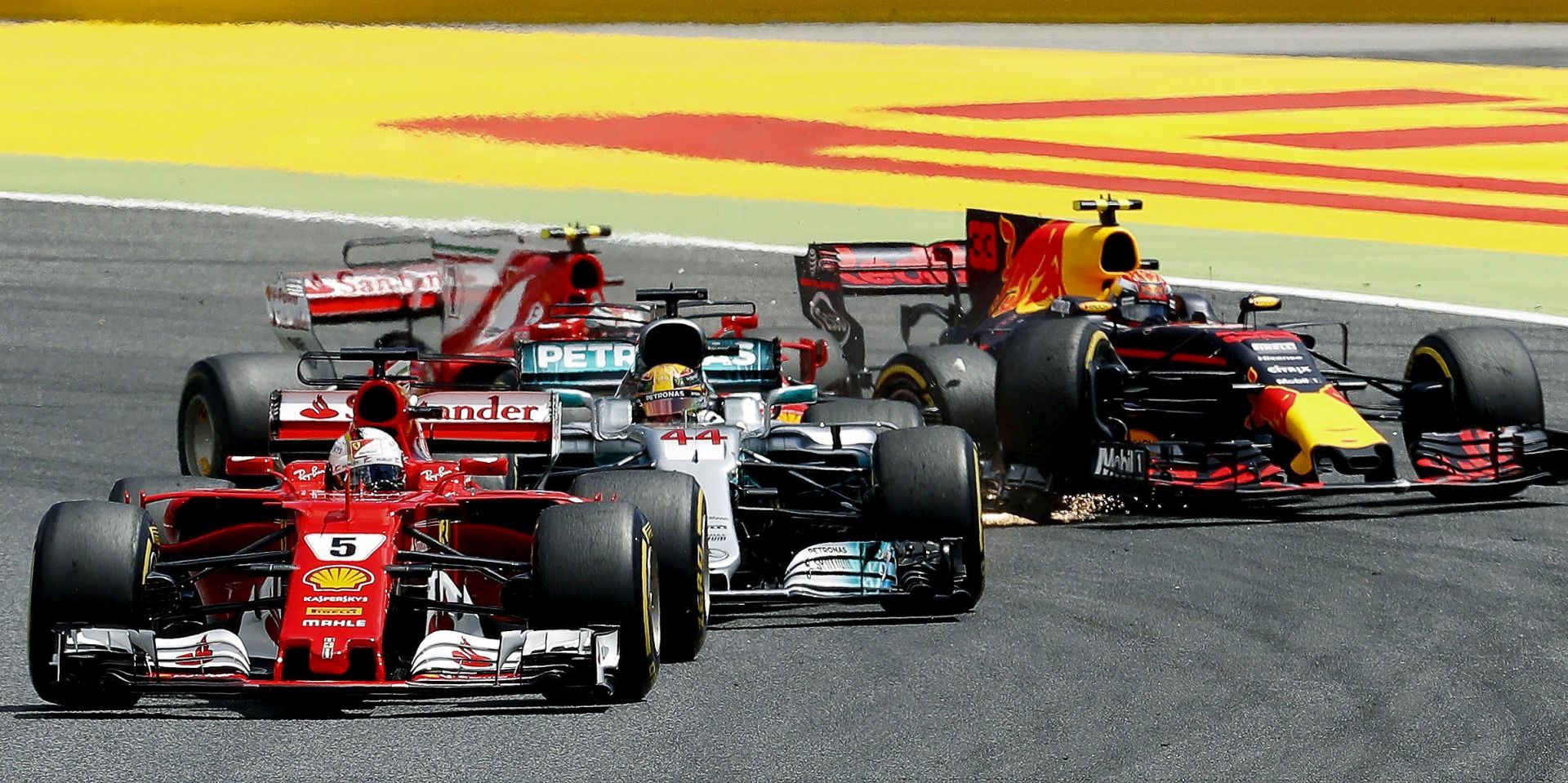epa05963680 German Formula One driver Sebastian Vettel (L) of Scuderia Ferrari leads the pack during the 2017 Formula One Grand Prix of Spain at the Circuit de Barcelona-Catalunya in Montmelo, near Barcelona, northeastern Spain, 14 May 2017.  EPA/ANDREU DALMAU