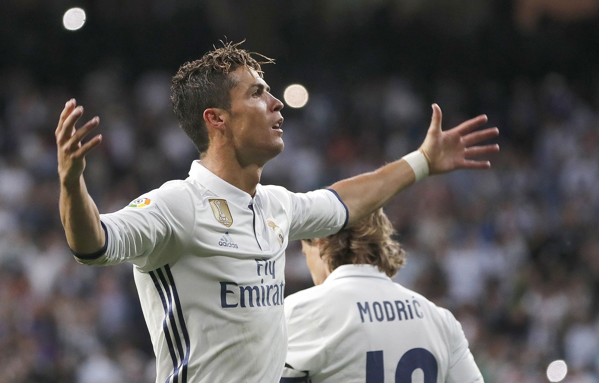 epa05964934 Real Madrid's Portuguee forward Cristiano Ronaldo celebrates after scoring during the Primera Division Liga match between Real Madrid and Sevilla FC held at the Santiago Bernabeu stadium in Madrid, Spain, on 14 May 2017.  EPA/ANGEL DIAZ