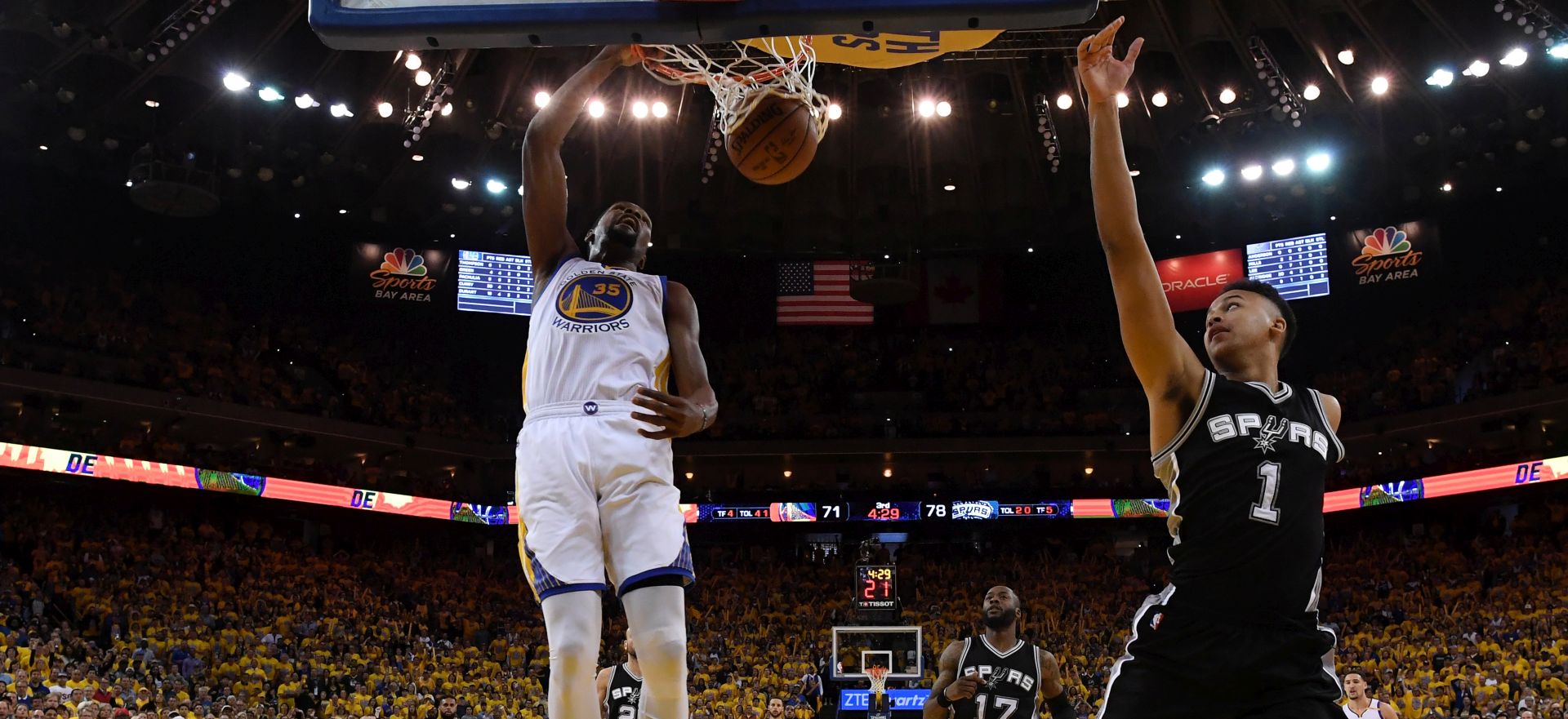 epa05965143 Golden State Warriors forward Kevin Durant (L) dunks the ball as San Antonio Spurs guard Kyle Anderson (R) defends during the NBA Western Conference Finals game one at Oracle Arena in Oakland, California, USA, 14 May 2017. The Warriors won the match.  EPA/THEARON HENDERSON / POOL