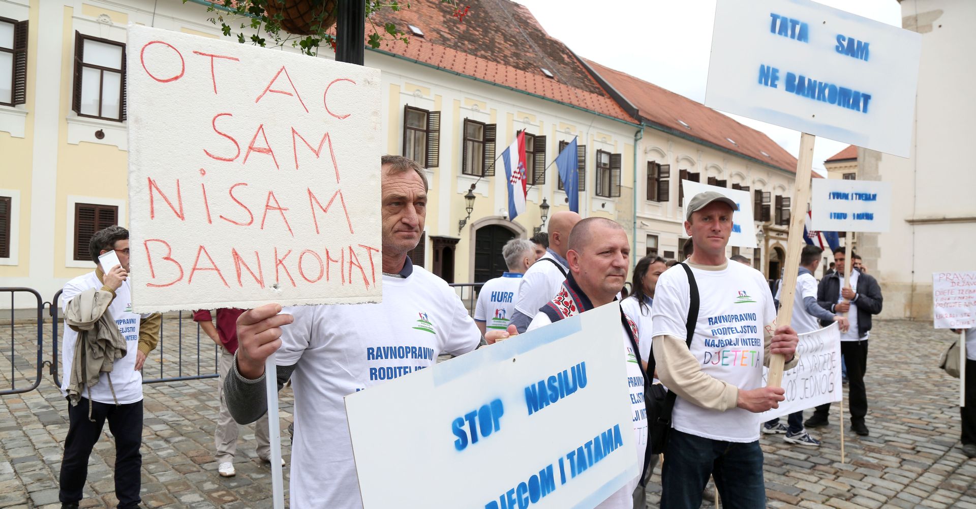 Zagreb, 15.05.2017 - Hrvatska udruga za ravnopravno roditeljstvo,u povodu Meðunarodnog dana obitelji, organizirala je prosvjed na Trgu Svetog Marka. Prosvjed je protiv ikaniranja djece i oèeva pred centrima za socijalnu skrb i sudovima u procesu razvoda braka, kojim eli skrenuti pozornost da su mnogi mukarci u Hrvatskoj uskraæeni za svoje temeljno pravo  viðanje i provoðenje vremena sa svojom djecom.
foto HINA / Denis CERIÆ /dc