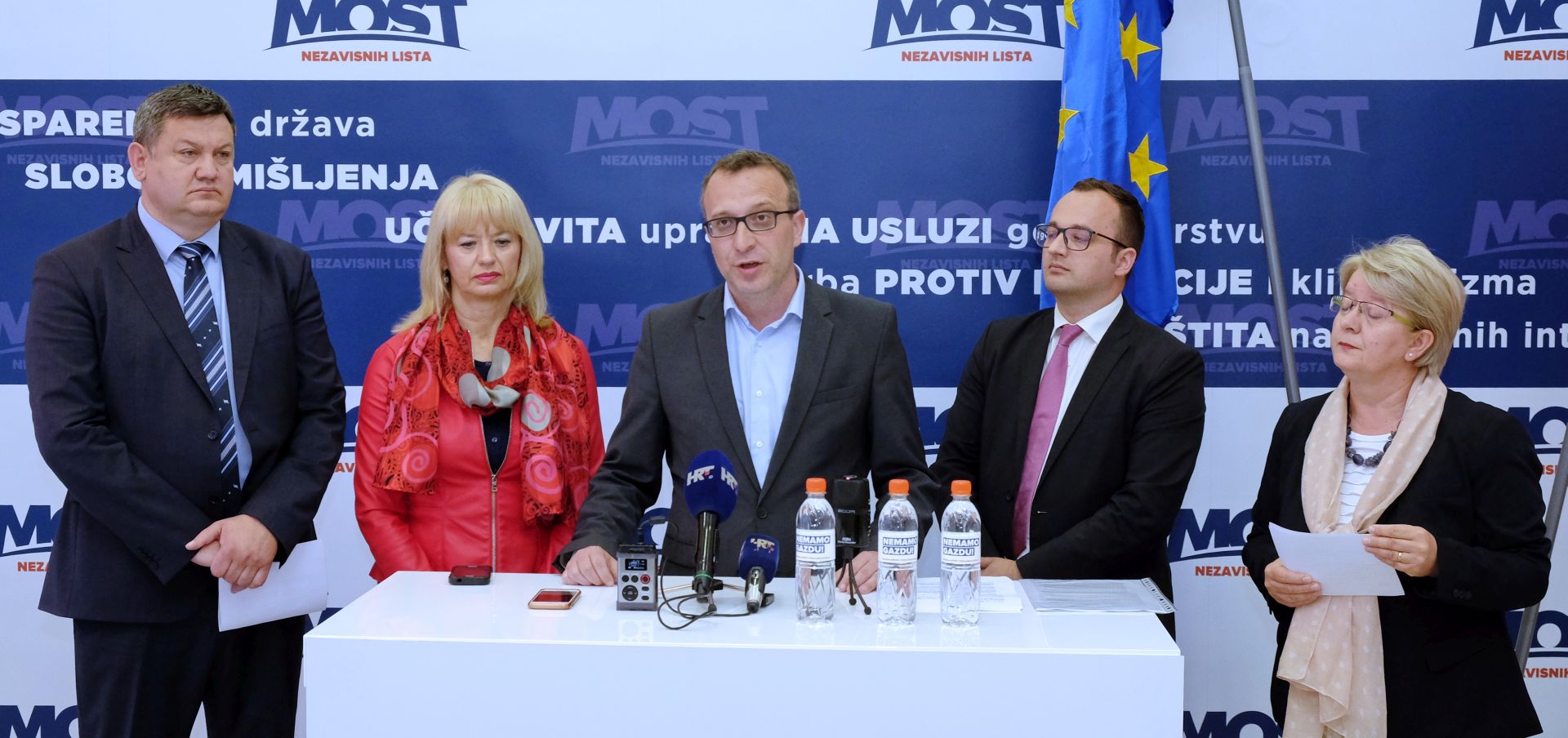 Zagreb, 15.05.2017. - Programa društvenih djelatnosti branitelja Mosta NL grada Zagreba predstavio je Marko Sladoljev, kandidat za gradonačelnika Grada Zagreba sa svojim timom, Nedjeljkom Markovićem, kandidatom za zamjenika gradonačelnika, Aidom Mujkić – Klarić, kandidatkinjom za Gradsku skupštinu Grada Zagreba koja je predstavila program za zdravstvo, Antonelom Konjevod, kandidatkinjom za Gradsku skupštinu koja je predstavila program odgoja i obrazovanja i Vladom Marićem, kandidatom za Gradsku skupštinu i umirovljenim časnikom koji je predstavio program za branitelje.
Na fotografiji Vlado Marić, Aida Mujkić - Klarić, Marko Sladoljev, Nedjeljko Marković, Antonela Konjevod.
foto HINA/ Edvard ŠUŠAK/ es