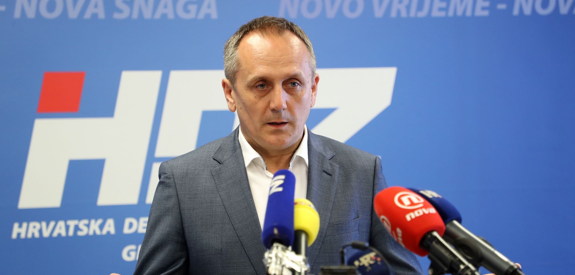 Zagreb, 16.05.2017 - Konferenciju za medije pod nazivom "Bandiæev tramvaj pun love?!" o izgradnje tramvajske pruge do Velike Kosnice, odrao je kandidat HDZ-a za zagrebaèkog gradonaèelnika Drago Prgomet i njegova zamjenica Nikolina Brnjac.
foto HINA/ Damir SENÈAR /ds